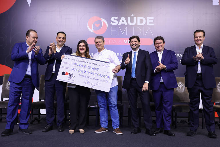 Cerimônia de entrega de cheque simbólico de repasse de verbas pelo governo Tarcísio de Freitas