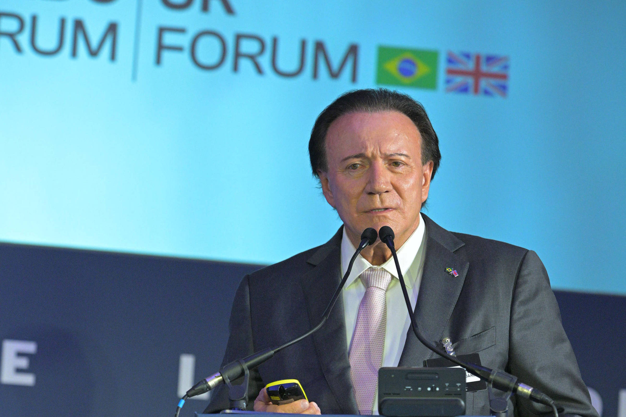 Evento de empresários em Londres tem elogio a Castro, temor com segurança e defesa de novo ministério