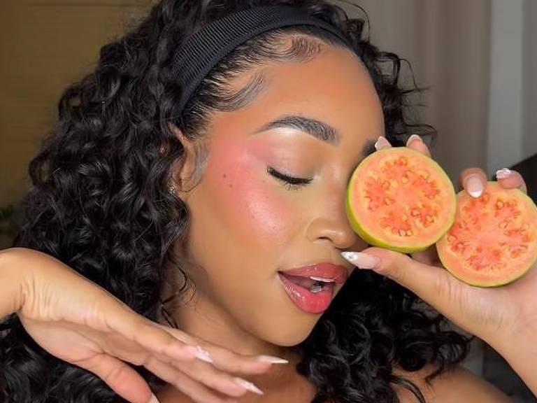 Influenciadoras ensinam a reproduzir a maquiagem da trend 'guava girl' no TikTok