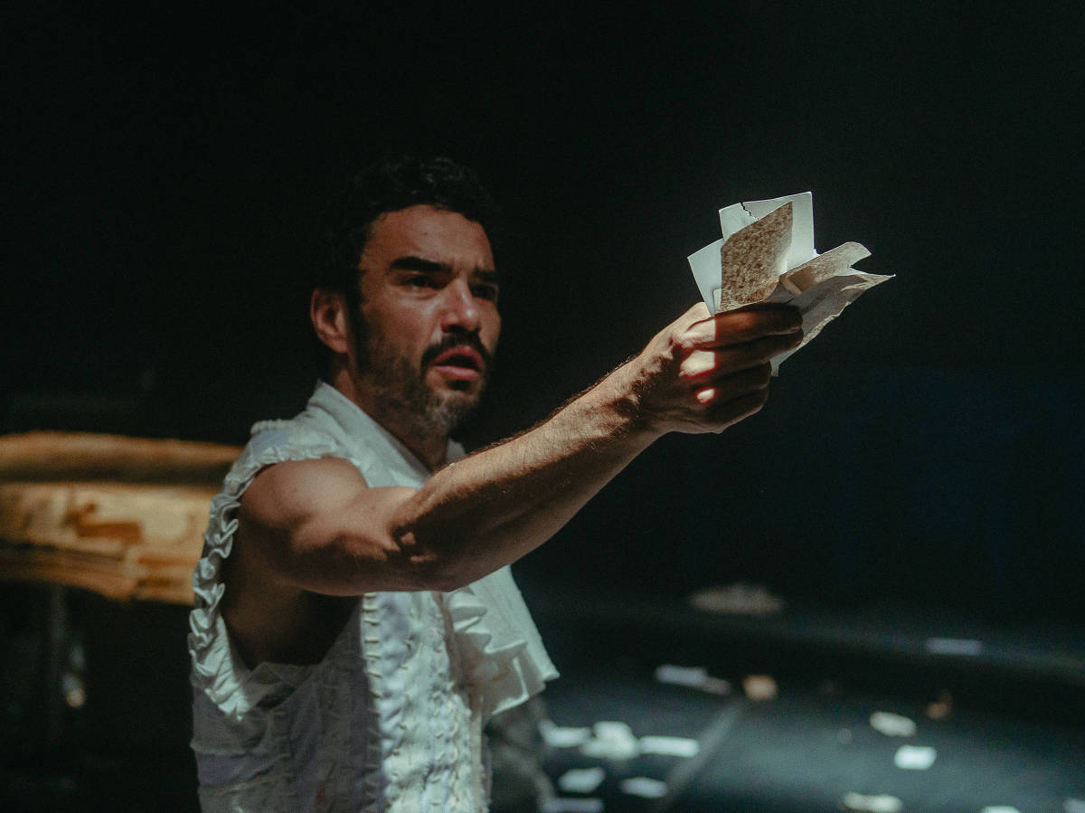 Caio Blat e Babu Santana na peça 'Os Irmãos Karamázov'