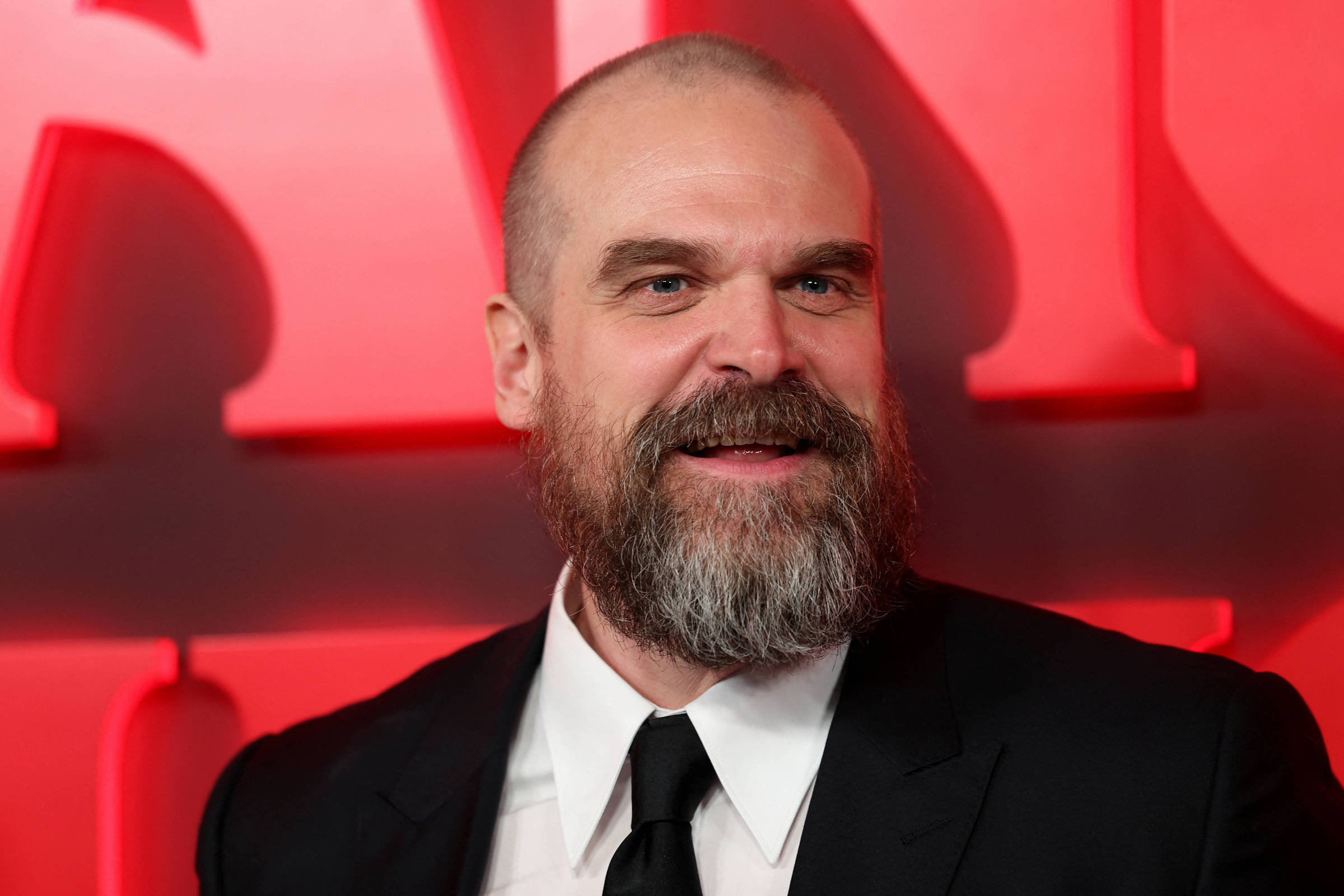 Millie Bobby Brown teria sido assediada por colega de 'Stranger Things', diz jornal