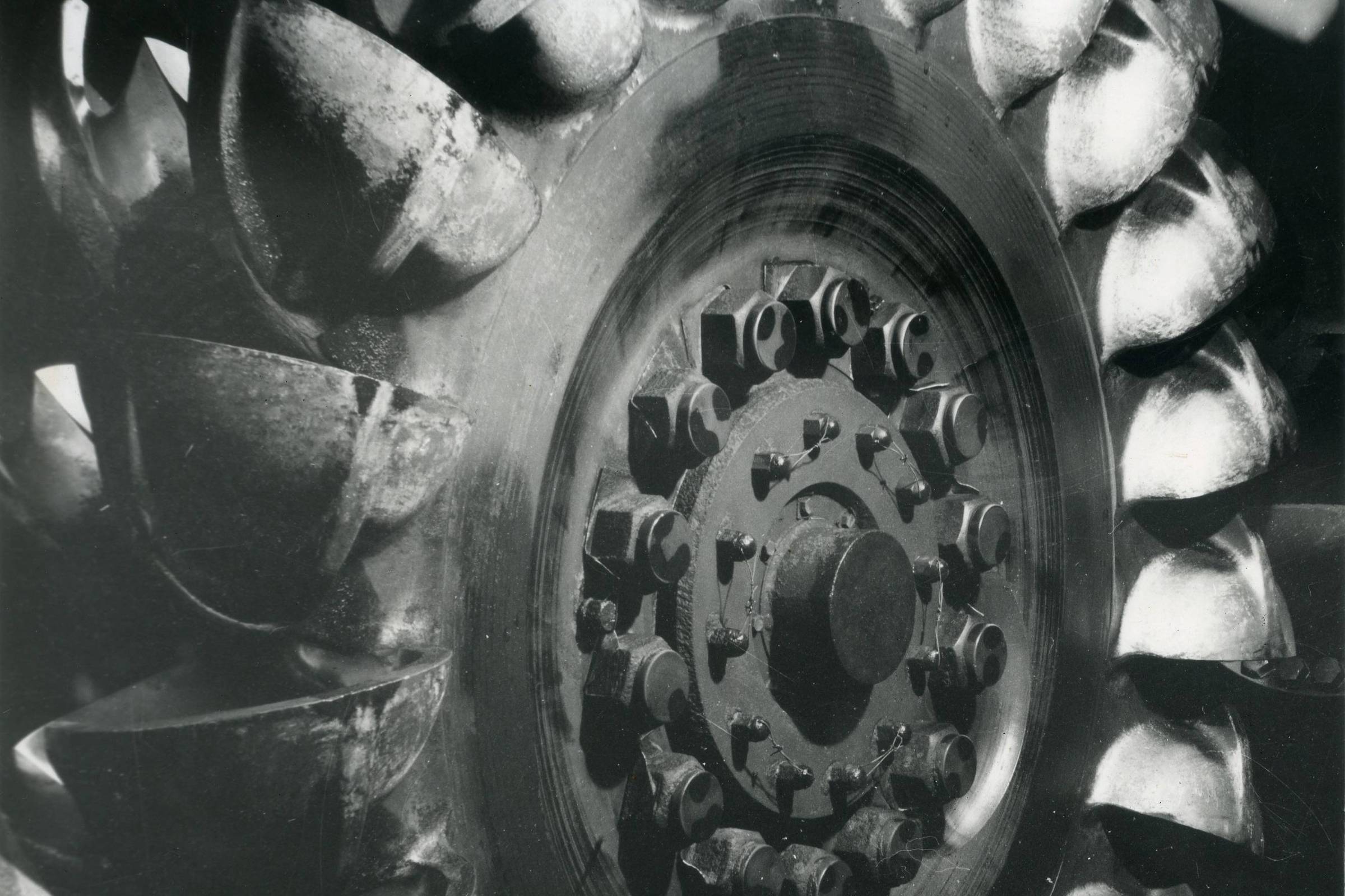 Artista leva turbina de hidrelétrica ao largo da Batata para pensar a água