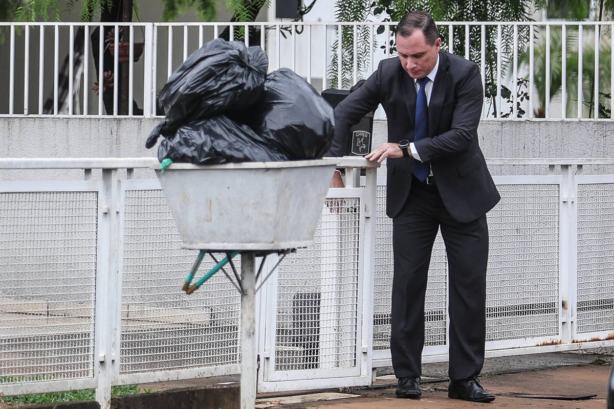 Cid chega ao STF para audiência que marca início de cumprimento da pena