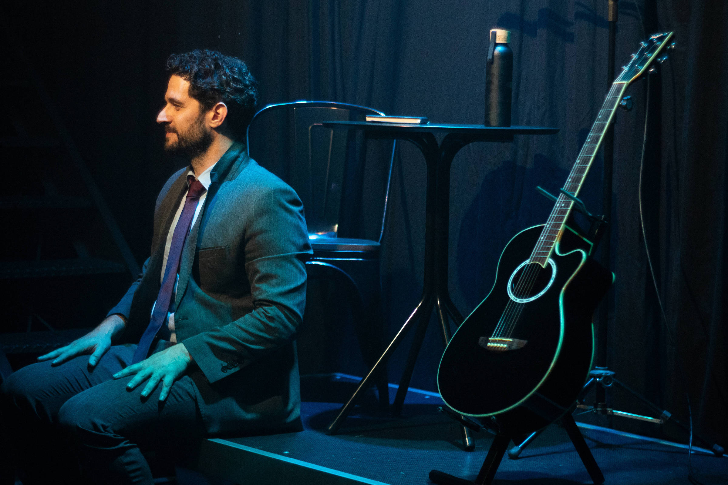 Ator mergulha na complexidade da perda em dois monólogos de Simon Stephens