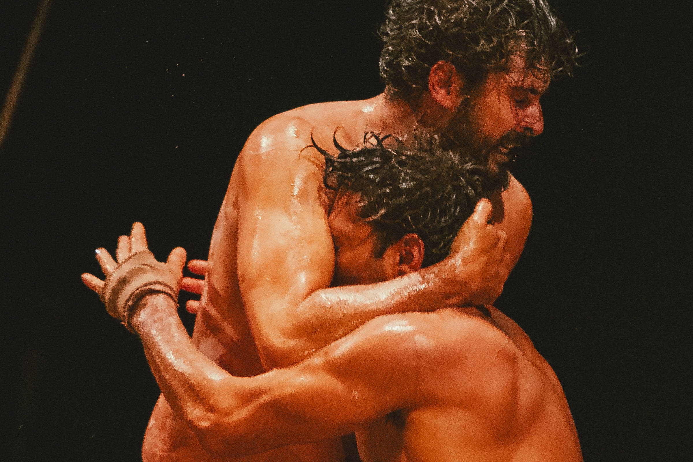 Peça 'Tom na Fazenda' completa nove anos como ato de resistência cultural no Brasil