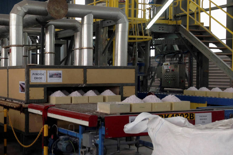 Funcionários da Vulcan Elements trabalhando com terras raras