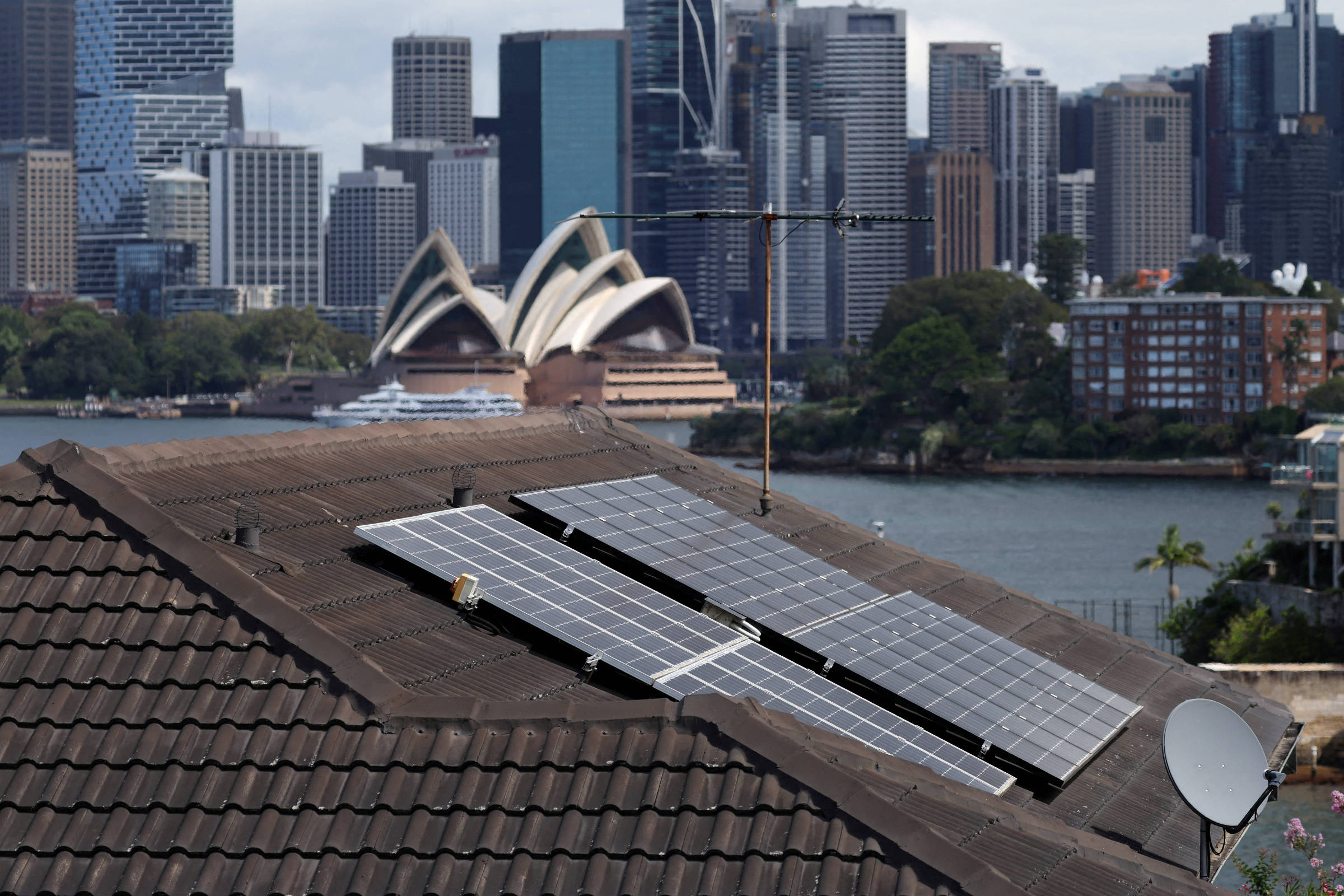 Austrália lança projeto que obriga empresas a fornecer luz de graça por três horas ao dia