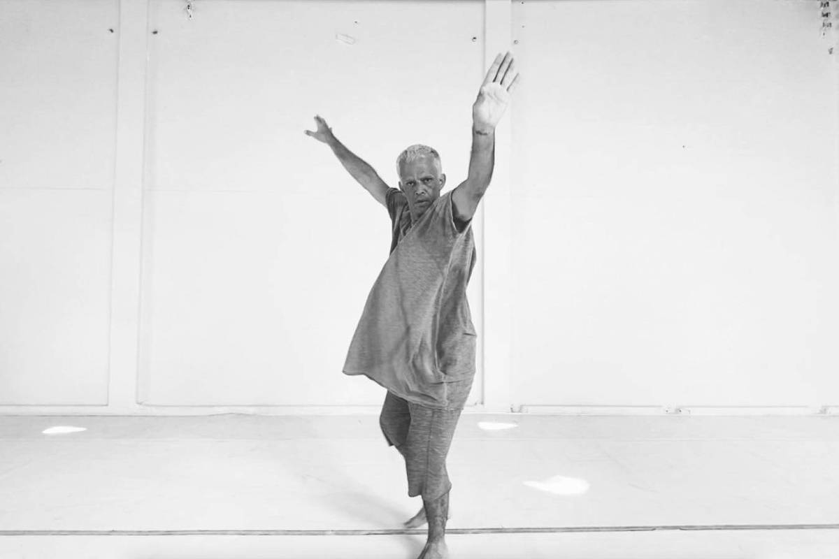 Falas de Bob Dylan e Ella Fitzgerald são base para dança de improviso em solo de Diogo Granato