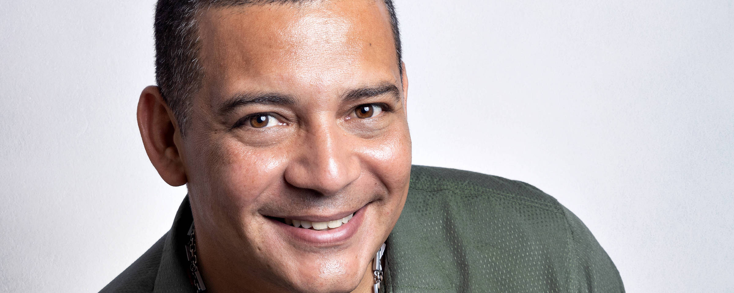 Juninho Thybau celebra legado de Candeia em show especial no Teatro Rival, no Rio