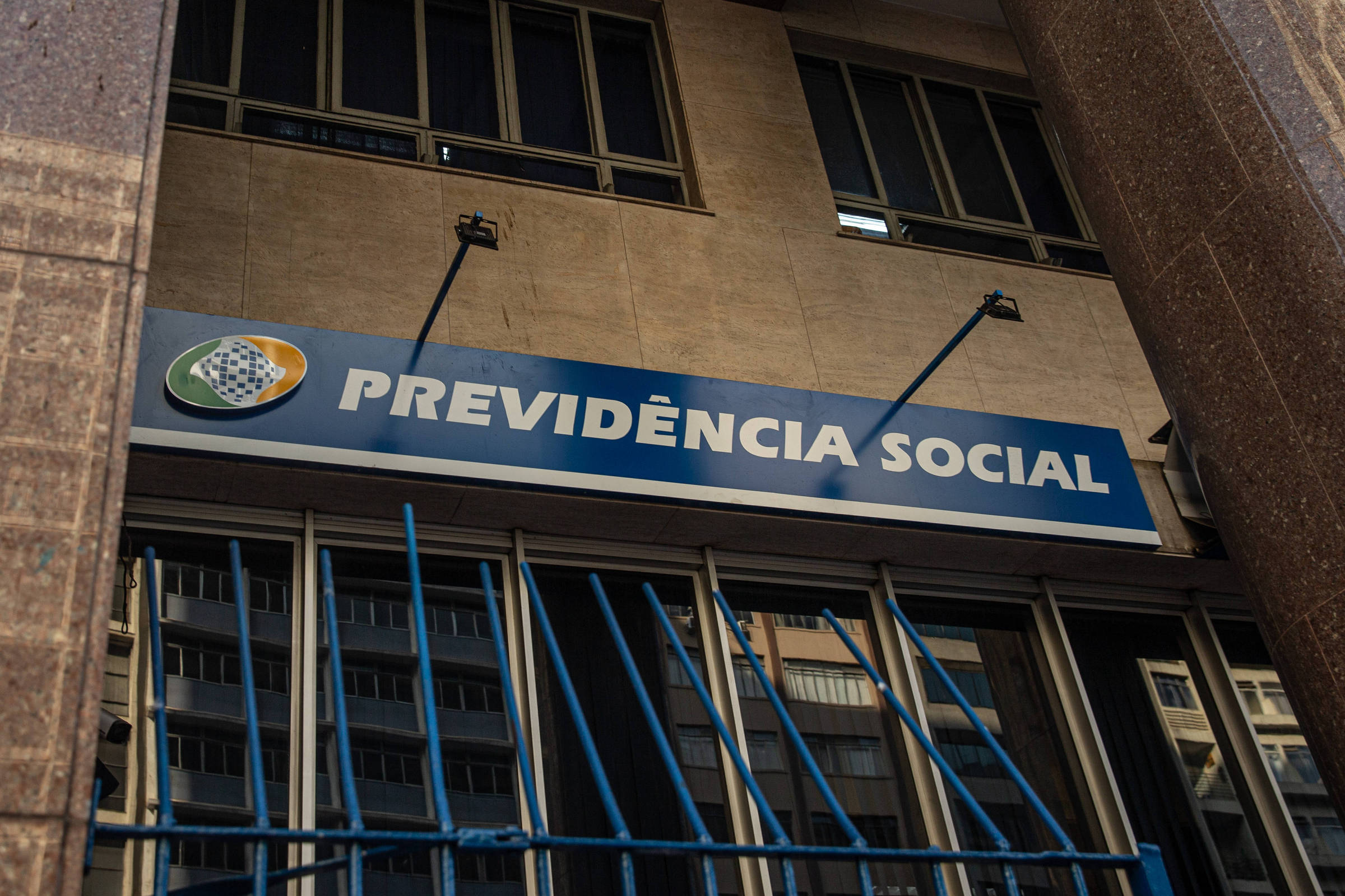 Legião de mortos recebe renda do INSS