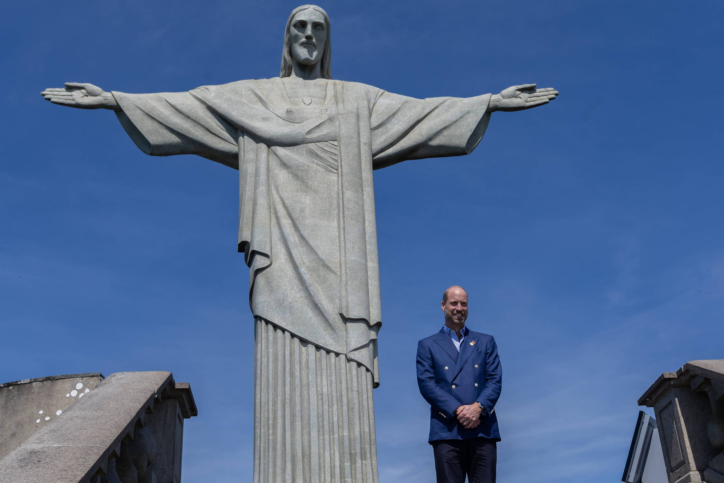 Principe William visita o Cristo Redentor e refaz foto feita pela mãe em 1991