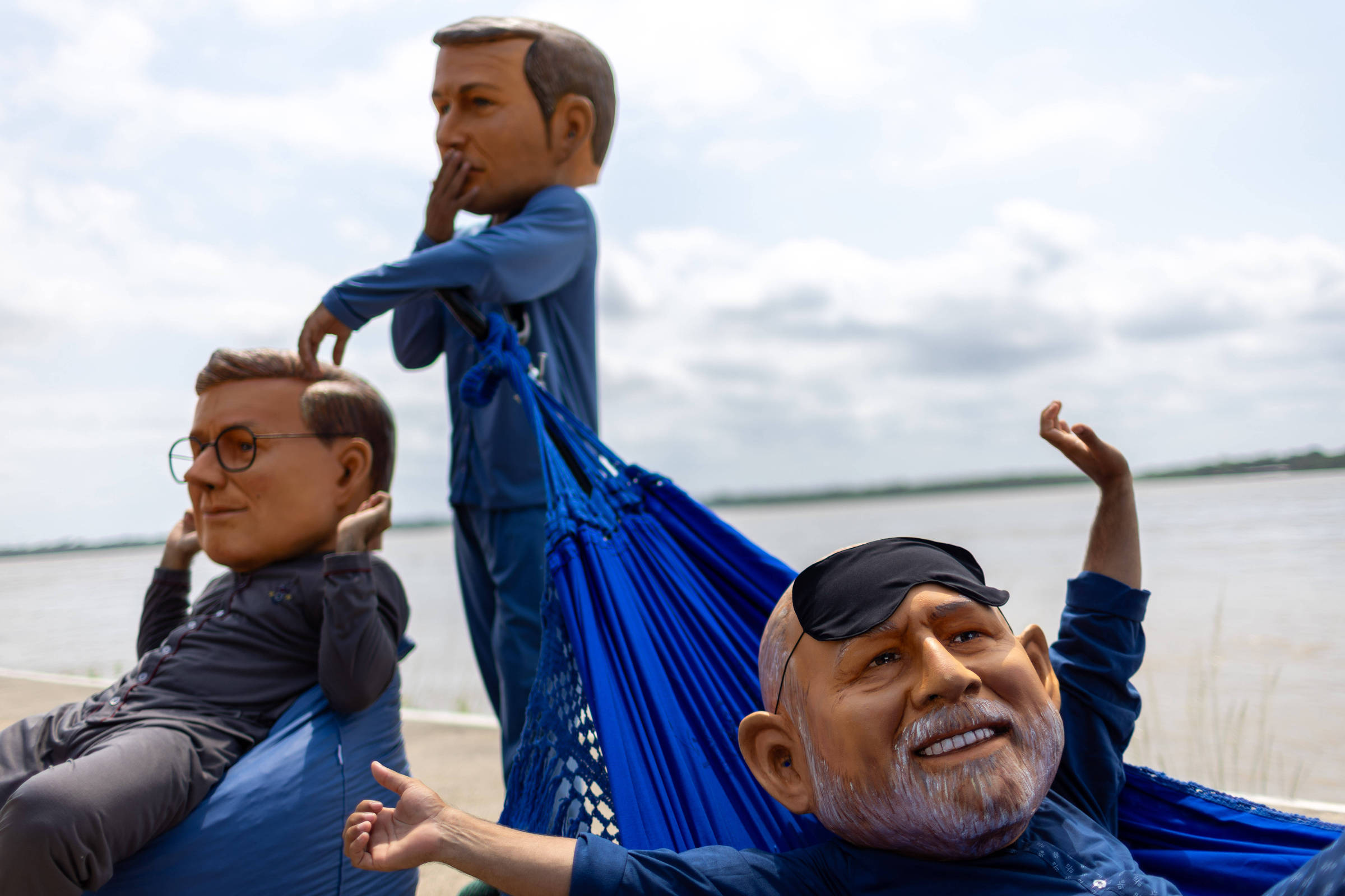 Ativistas simulam Lula, Trump e outros líderes dormindo em redes em ato em Belém