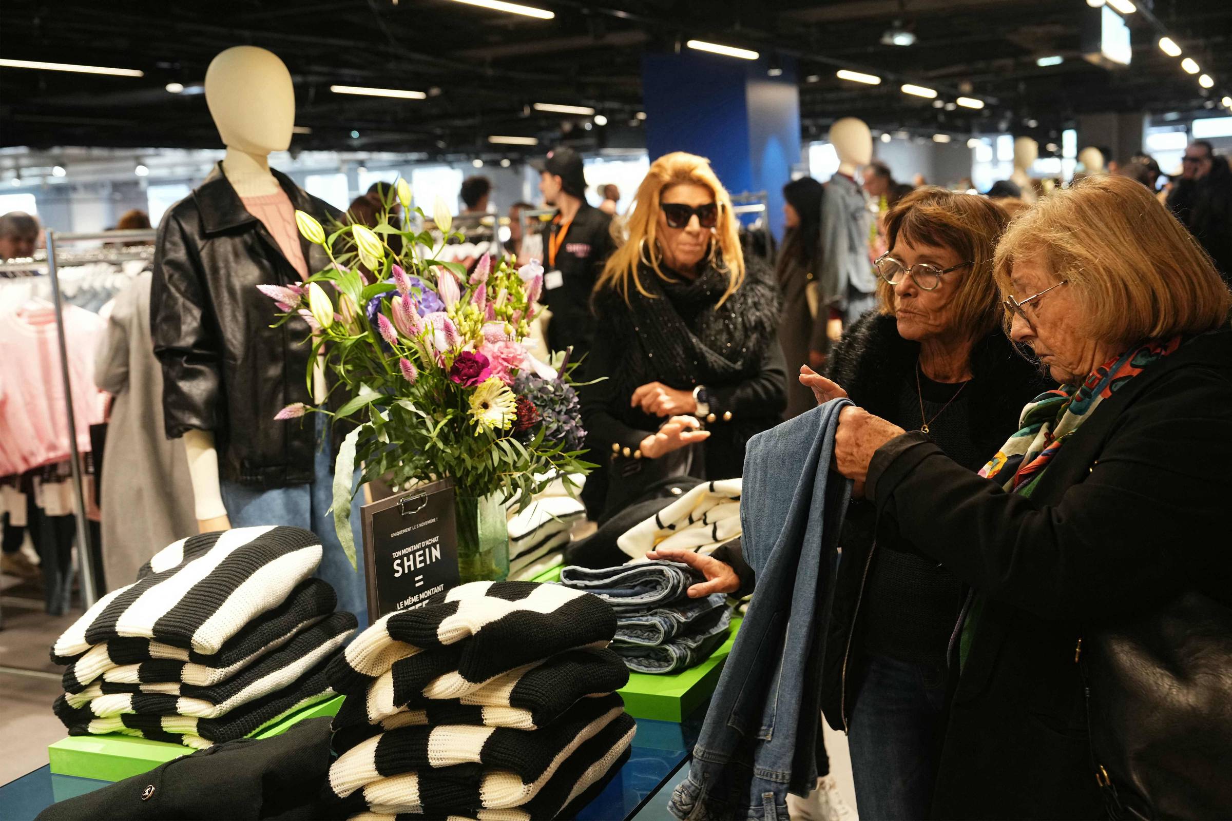 Primeira loja física da Shein em Paris abre com longas filas e protestos; veja vídeo