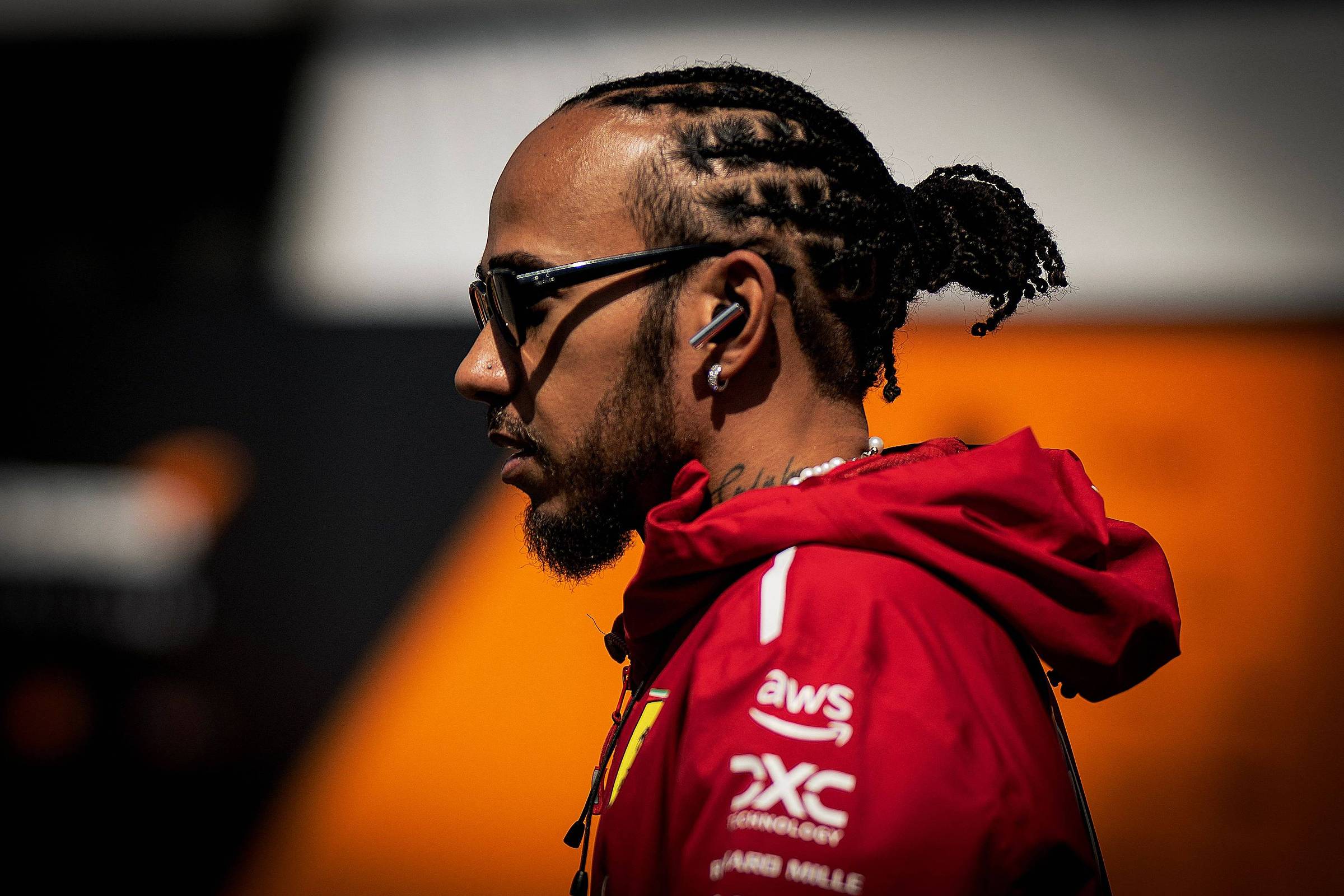 Lewis Hamilton vive transição mais difícil na carreira em primeiro ano na Ferrari
