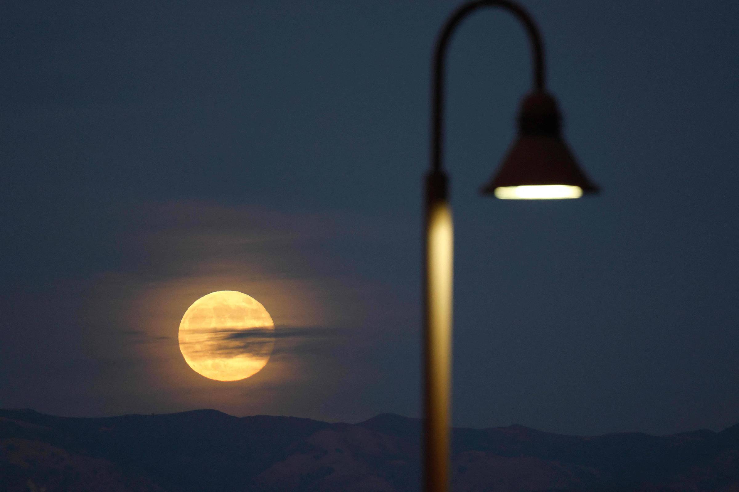 A Lua cheia nos deixa insones? Neurologista explica a ciência por trás dos mitos lunares