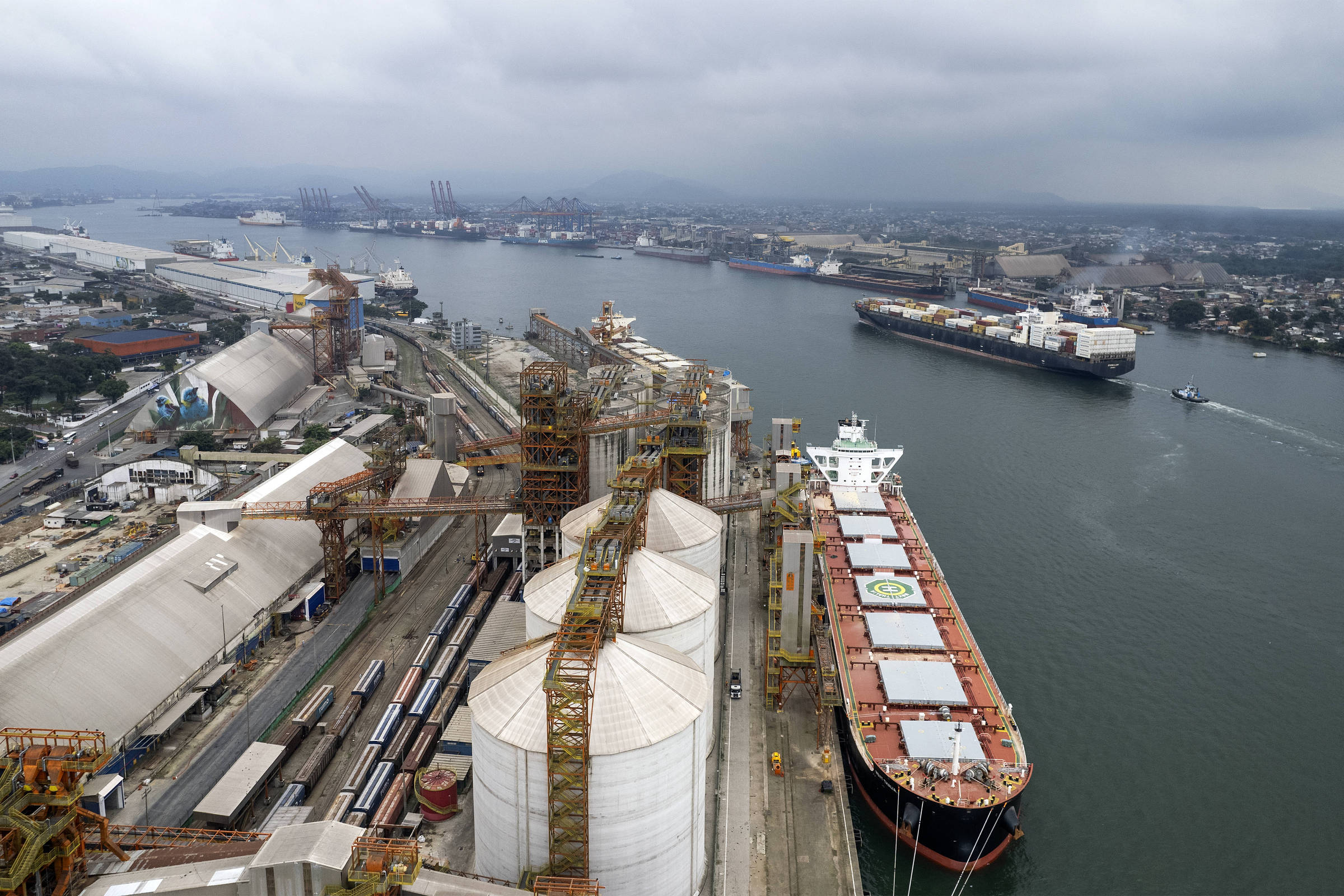 Com impulso da China, superávit comercial do Brasil salta mesmo com queda nas vendas para os EUA