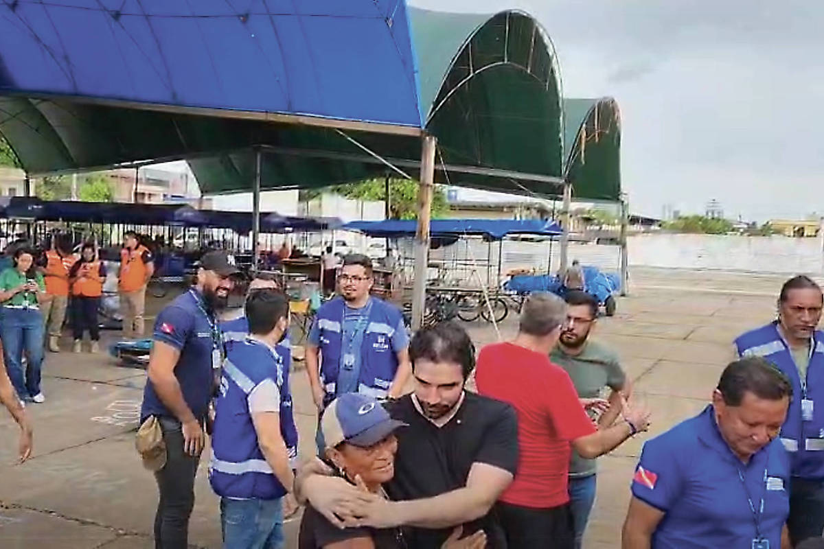 Prefeito de Belém troca participação na cúpula de líderes por evento com feirantes insatisfeitos