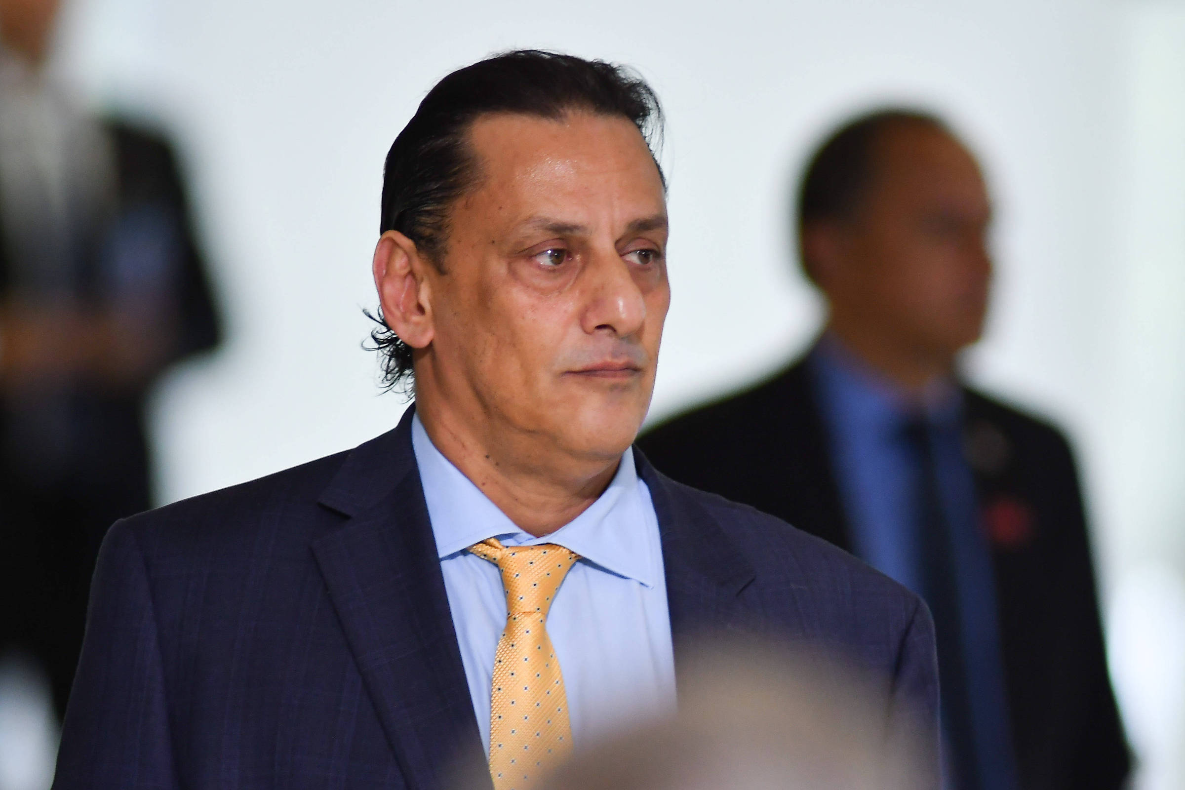 Advogado do clã Bolsonaro acumula influência política e inimigos na cidade onde abrigou Queiroz