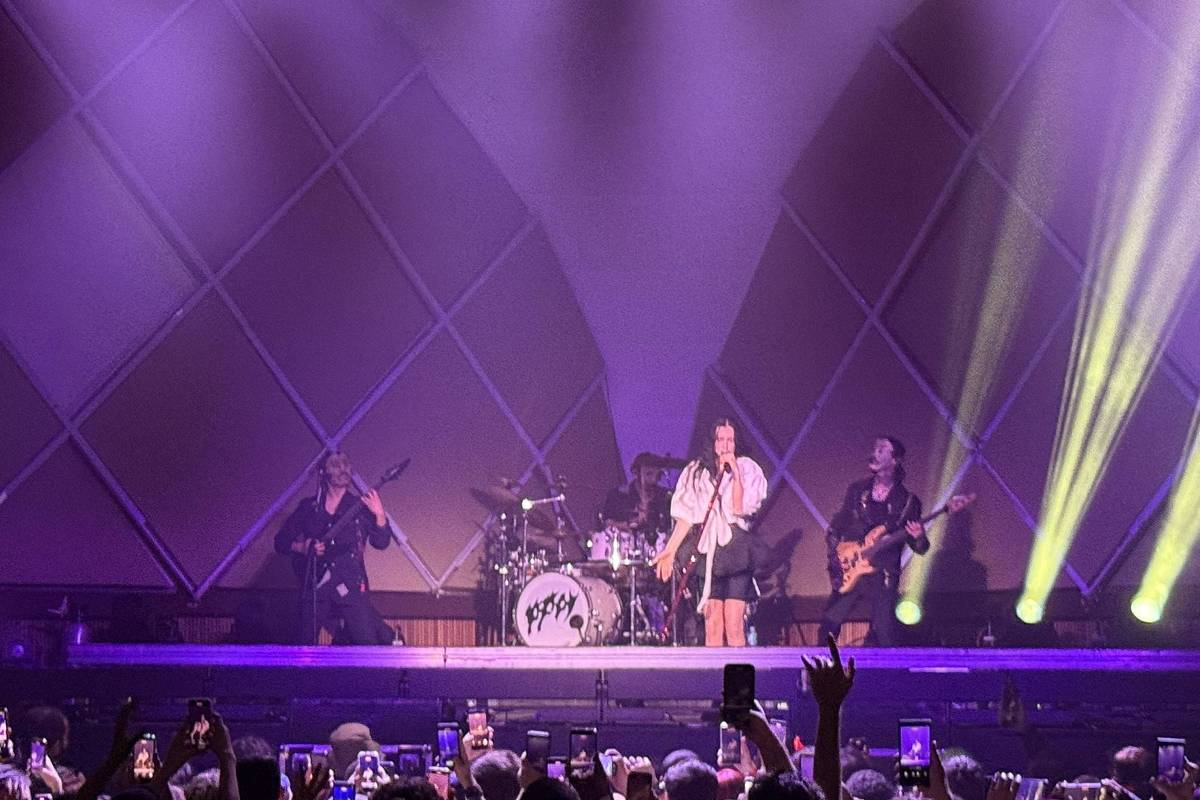 Poppy canta de forma angelical e diabólica, mas banda compromete show