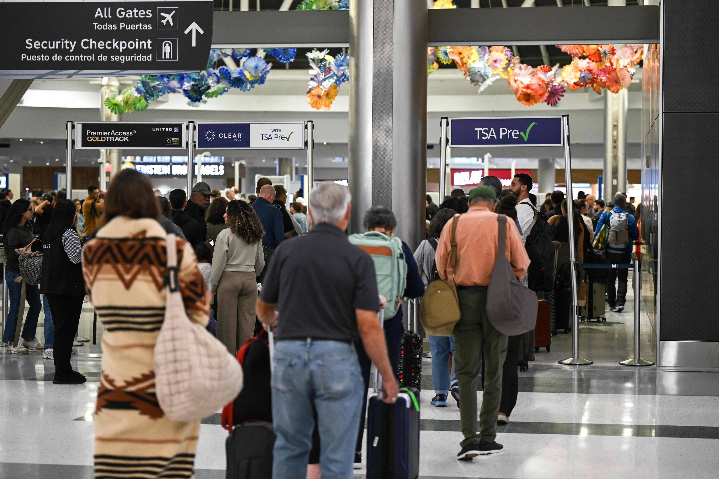 EUA têm mais de 800 voos cancelados devido à paralisação do governo, diz site