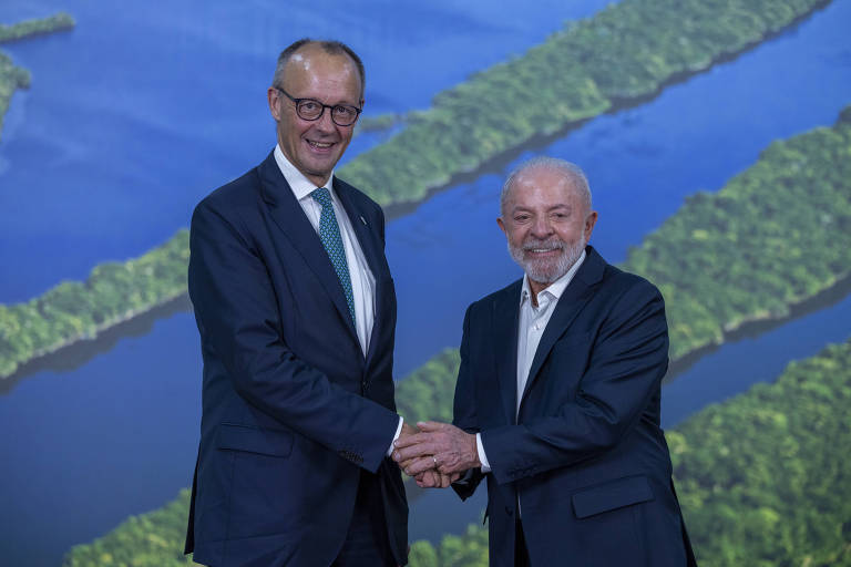 O presidente Lula posa para foto ao lado Primeiro-Ministro da Alemanha Friedrich Merz após reunião bilateral na Cúpula da COP30 em Belém