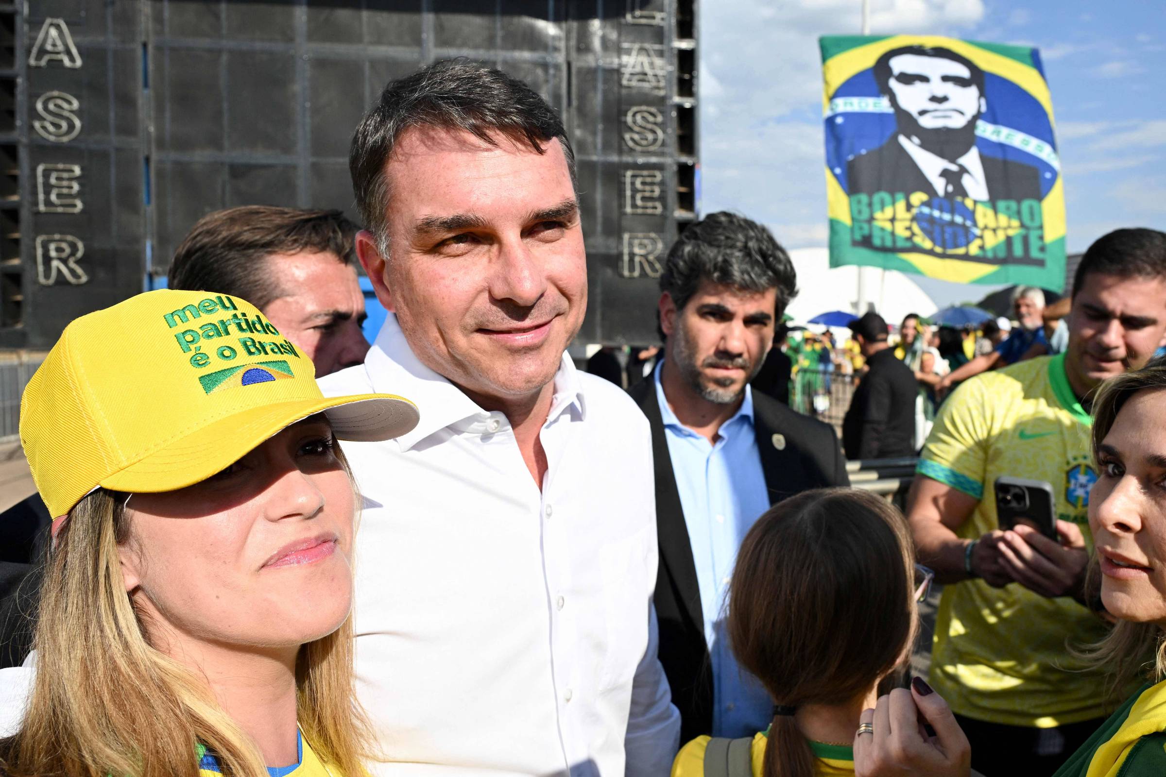 Flávio assume linha de frente de Bolsonaro em reta final no STF e cresce nas apostas para 2026