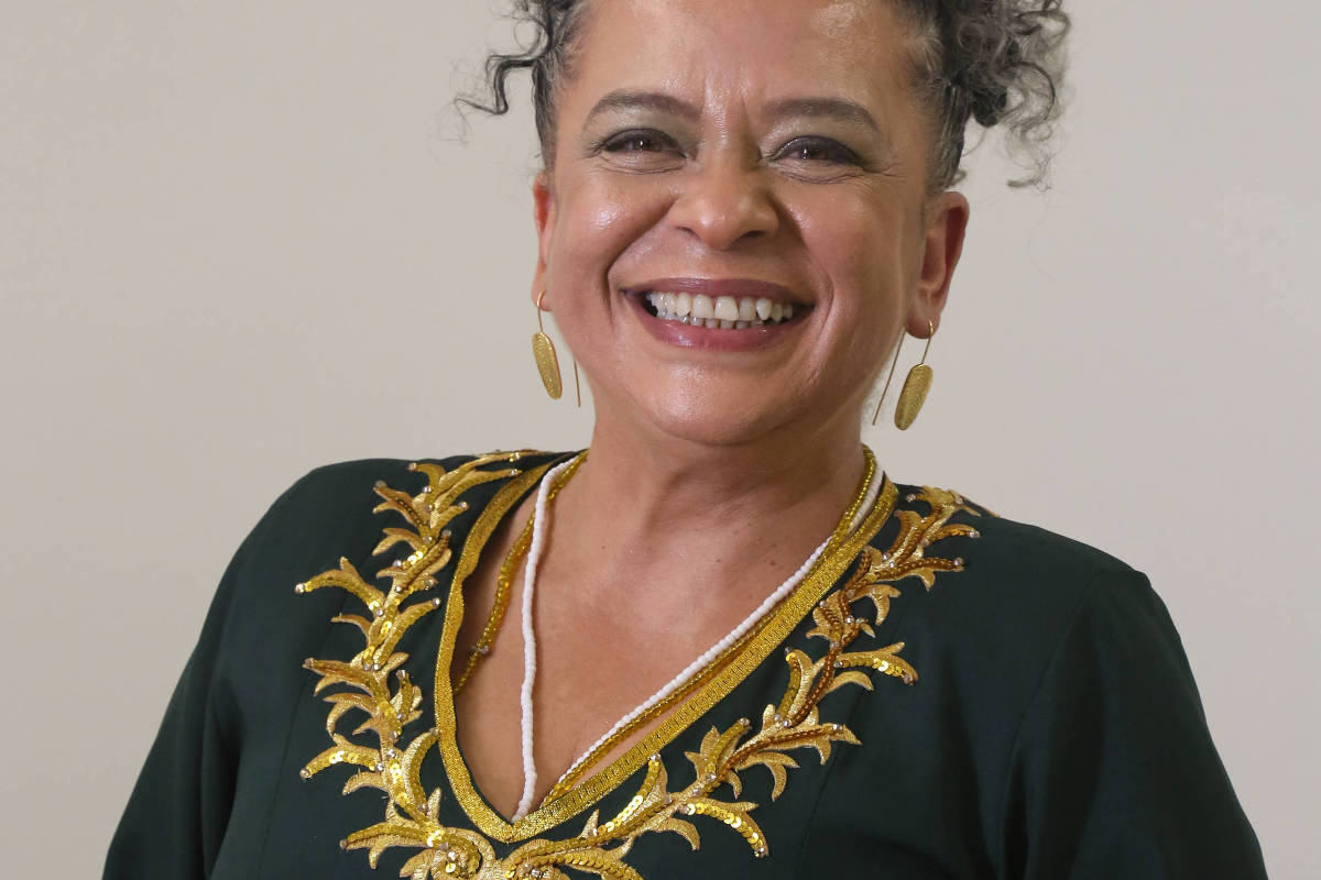 Ana Maria Gonçalves inova com vestido inspirado em fardão da ABL; veja foto