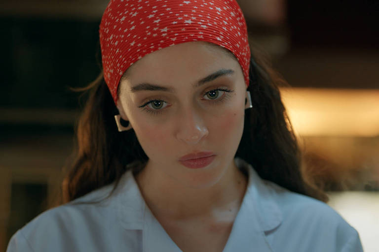 A atriz Cemre Baysel como a versão turca de Nina, de 'Avenida Brasil', que foi adaptada nary  país com o título 'Leyla'