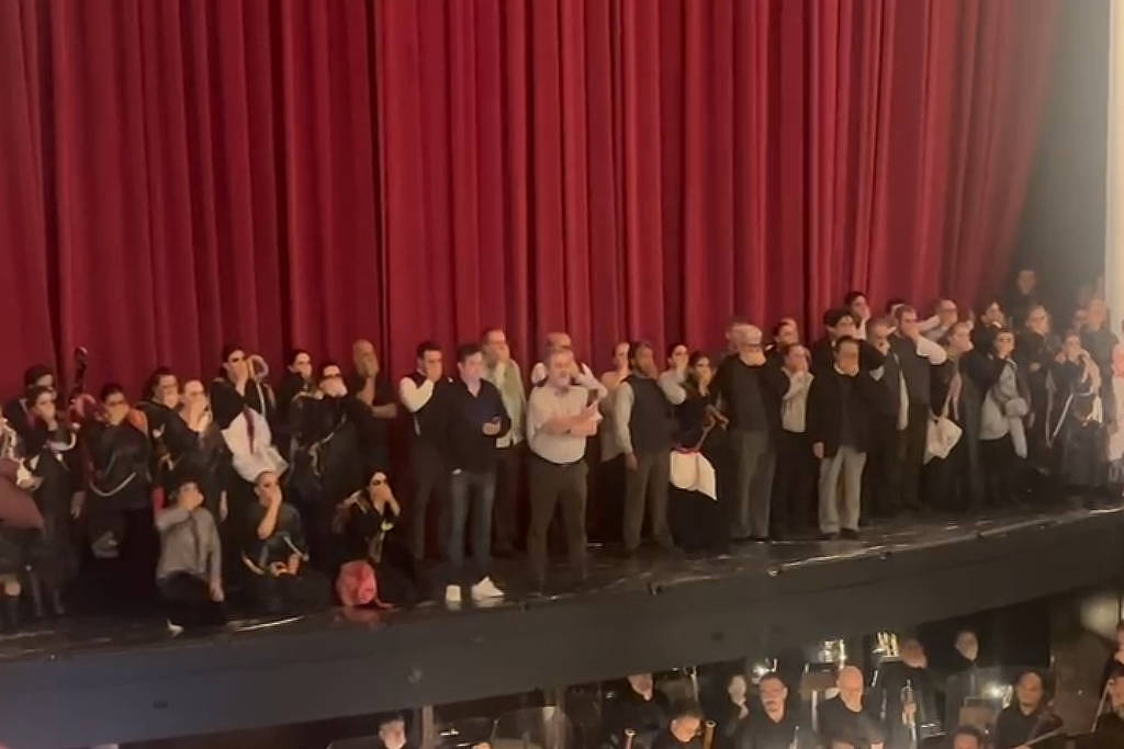 Artistas do Theatro Municipal protestam contra gestora após afastamento de músico