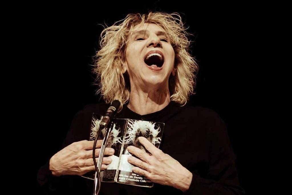 Denise Stoklos confronta história oficial e propõe descolonização em monólogo essencial