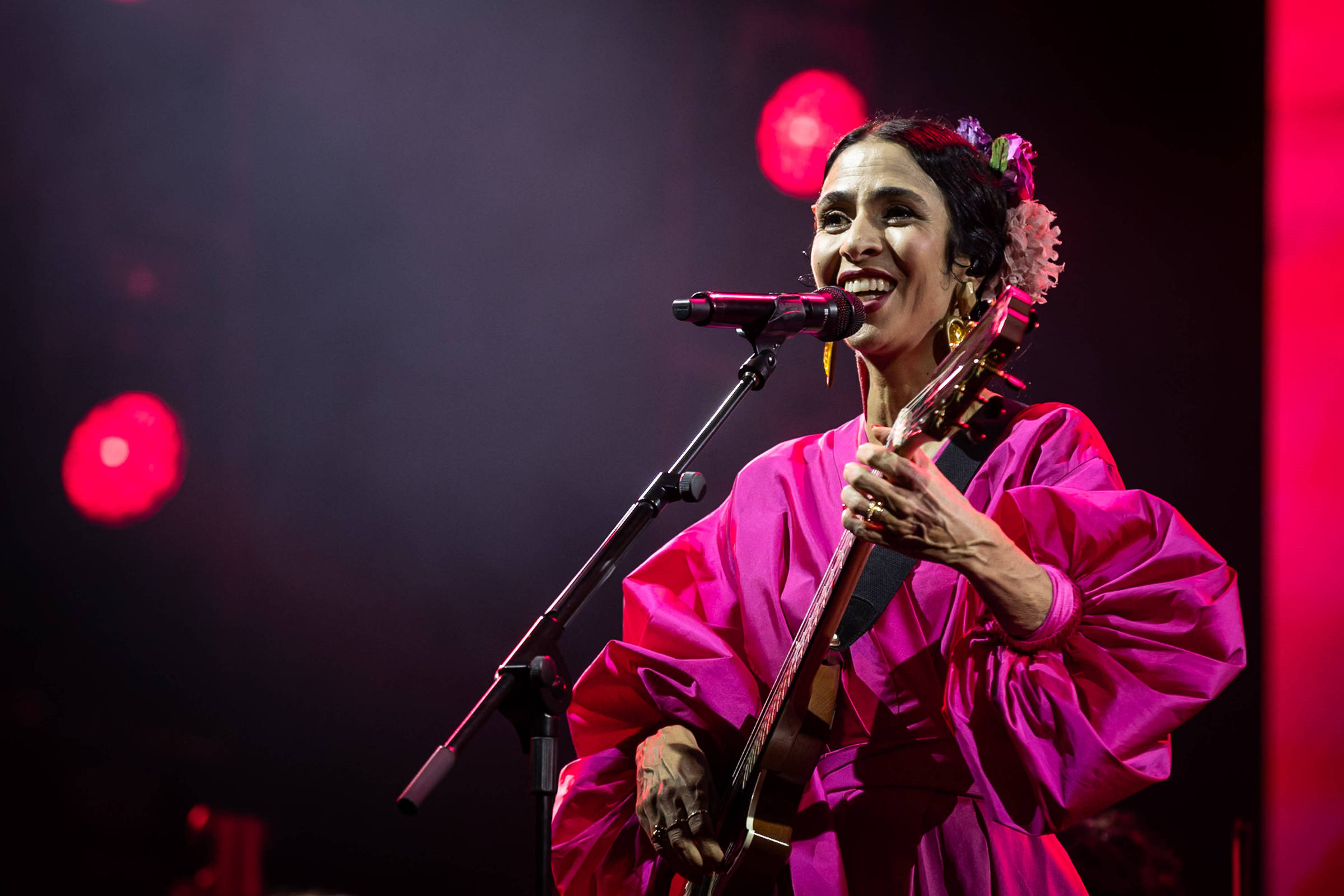 Marisa Monte mostra elegância de bailarina em show com orquestra em SP