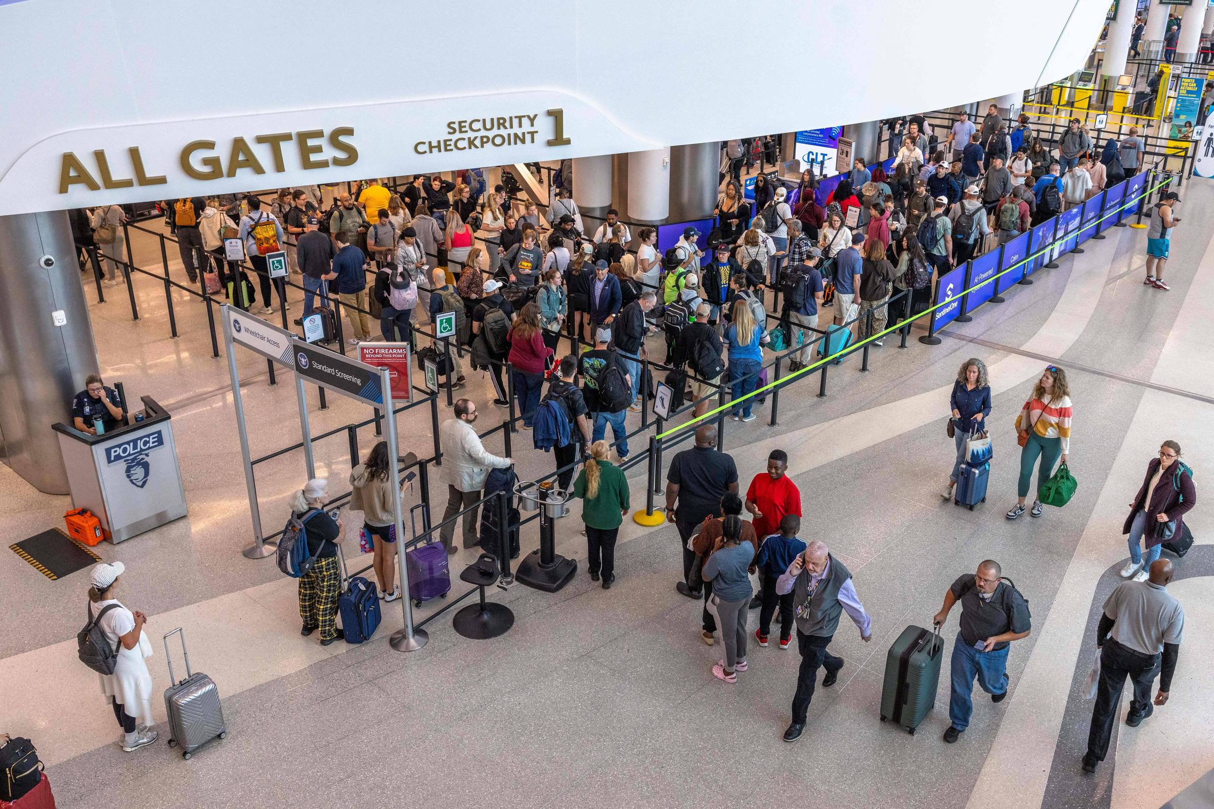 Governo Trump alerta para impacto em viagens aéreas e PIB com paralisação