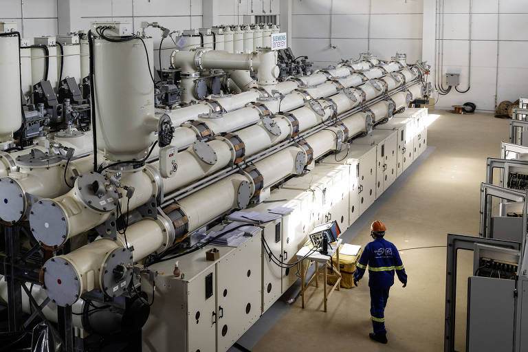 Painel de controle de sistema de armazenamento de energia elétrica.