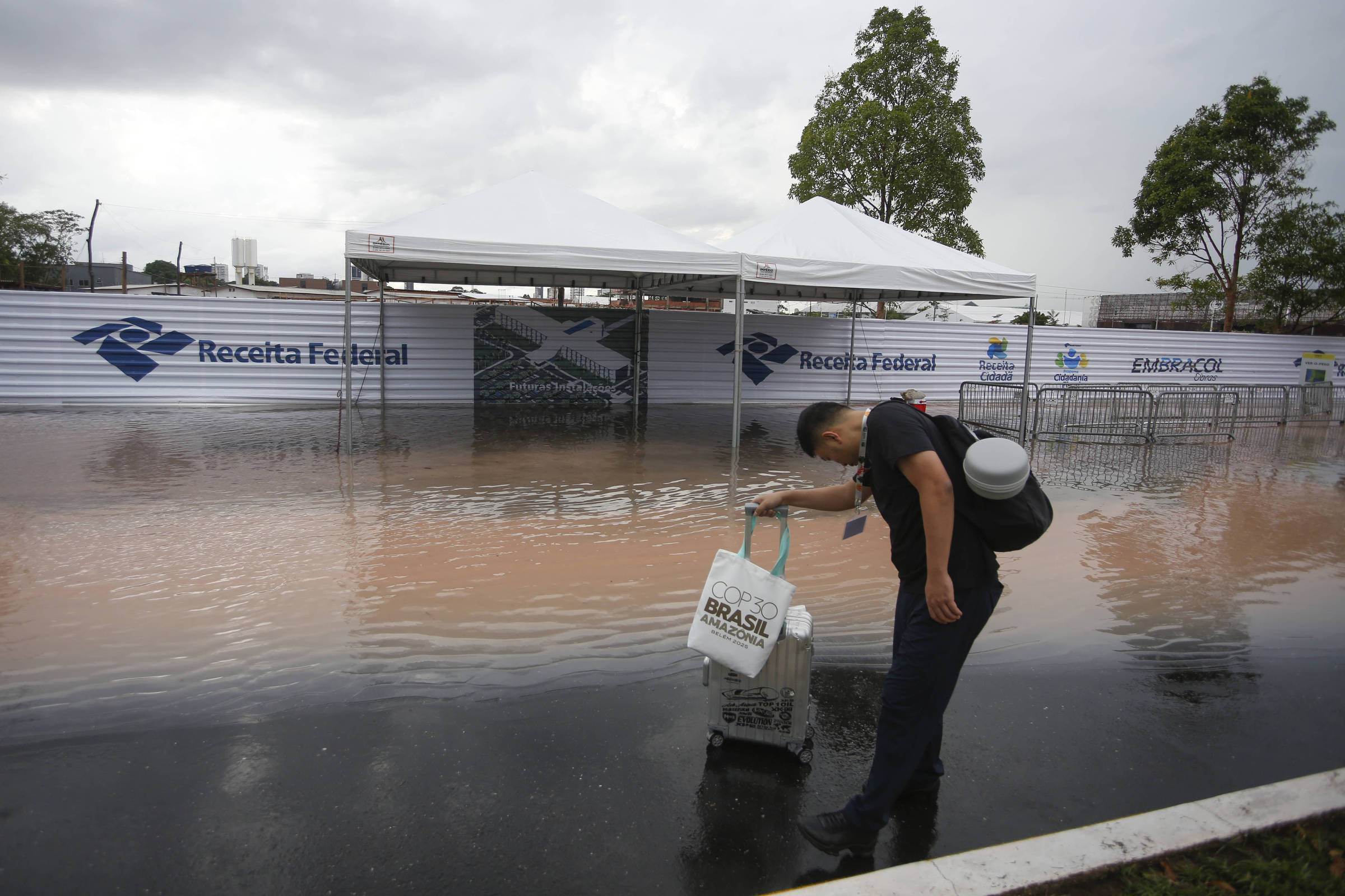 Abertura da COP30 é marcada por alagamentos, filas em restaurantes e calor em pavilhões