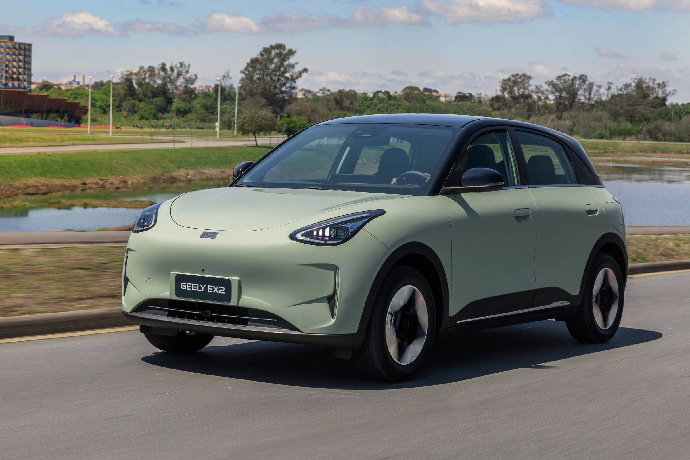 Elétrico chinês Geely EX2 chega ao Brasil com preço de compacto flex