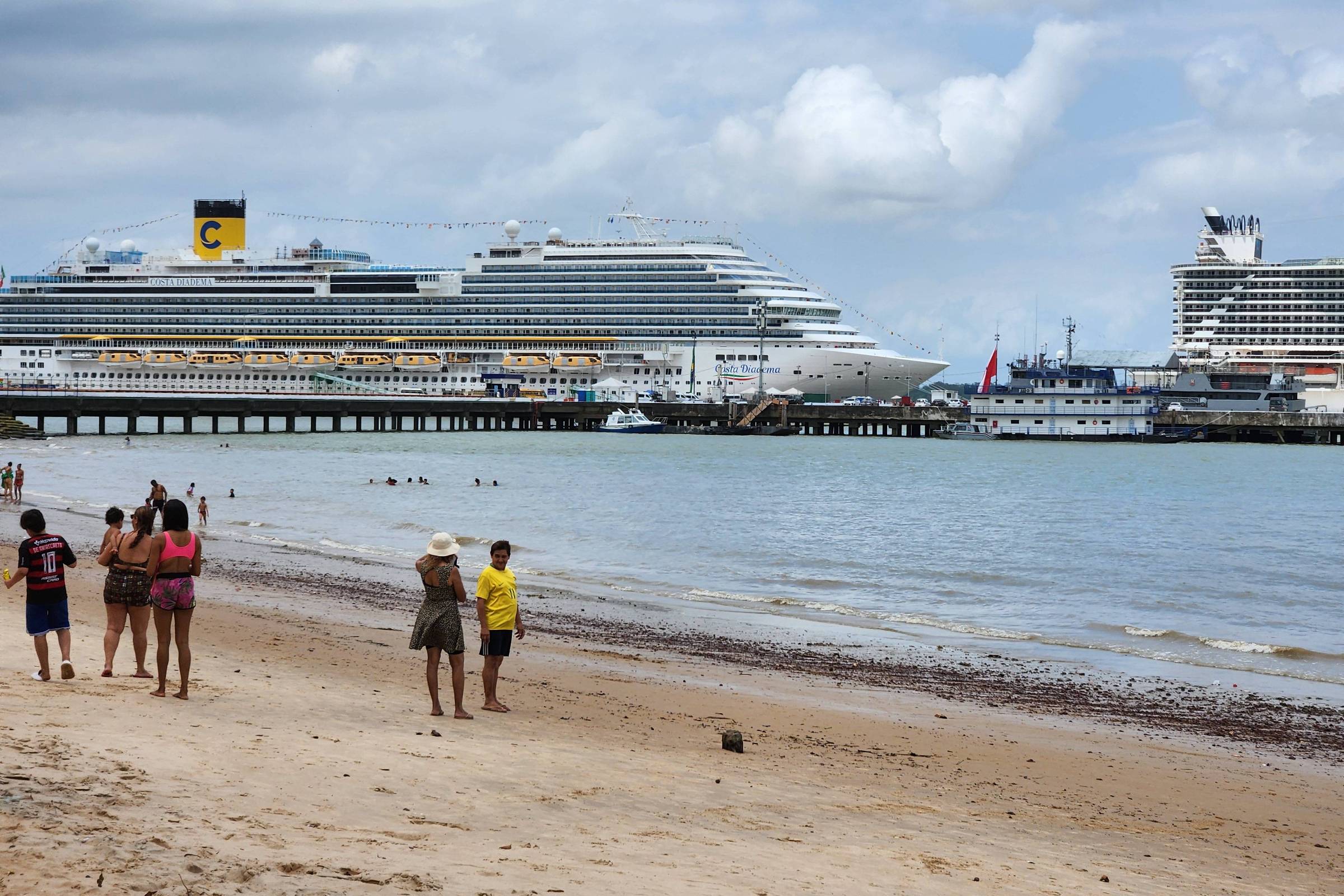 Transatlânticos atraem multidão a praia esquecida de Belém, e luxo contrasta com falta de serviços básicos