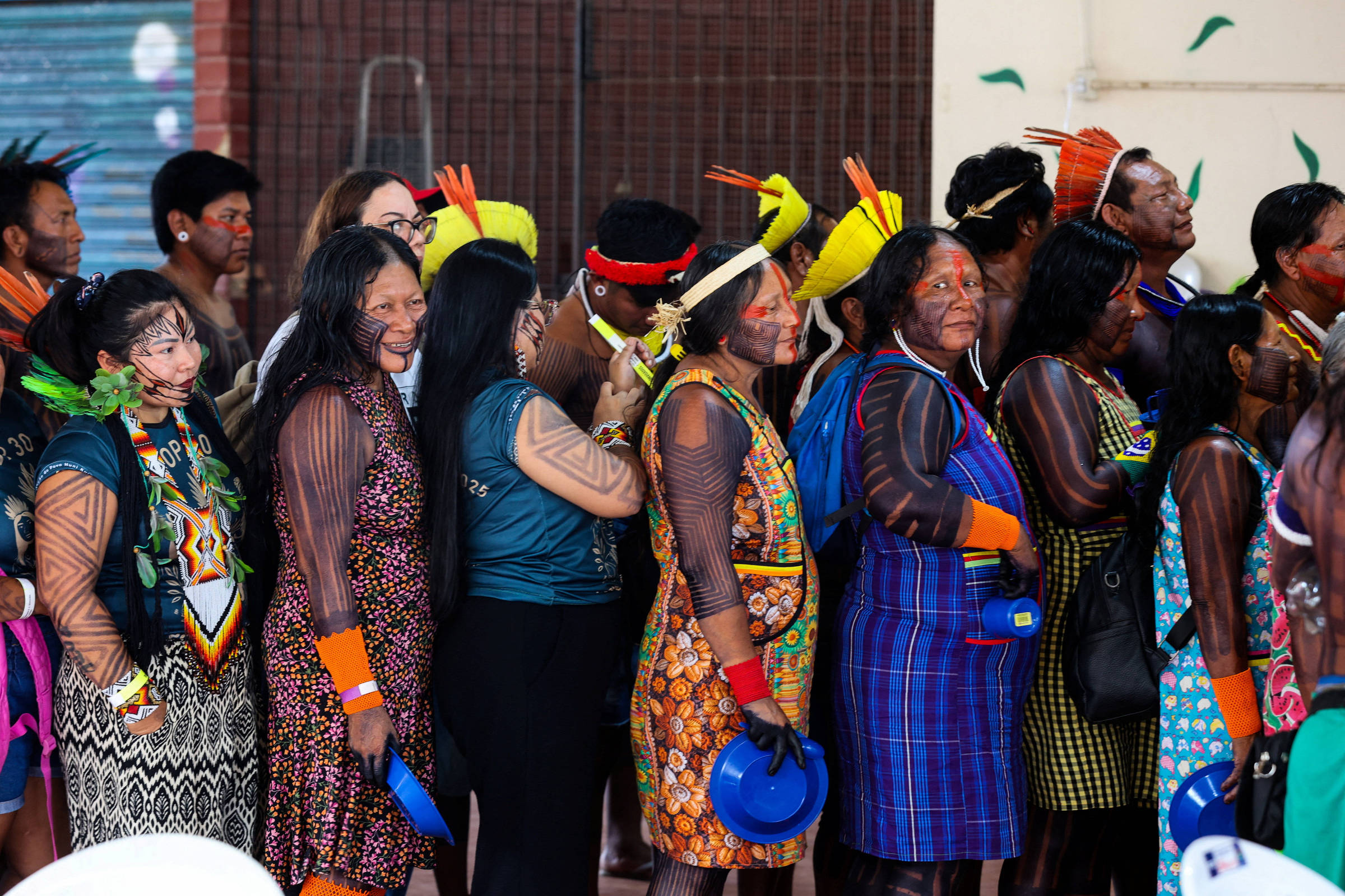 Cúpula dos Povos faz 'barqueata' na COP30 para debater crise climática 'de baixo para cima'