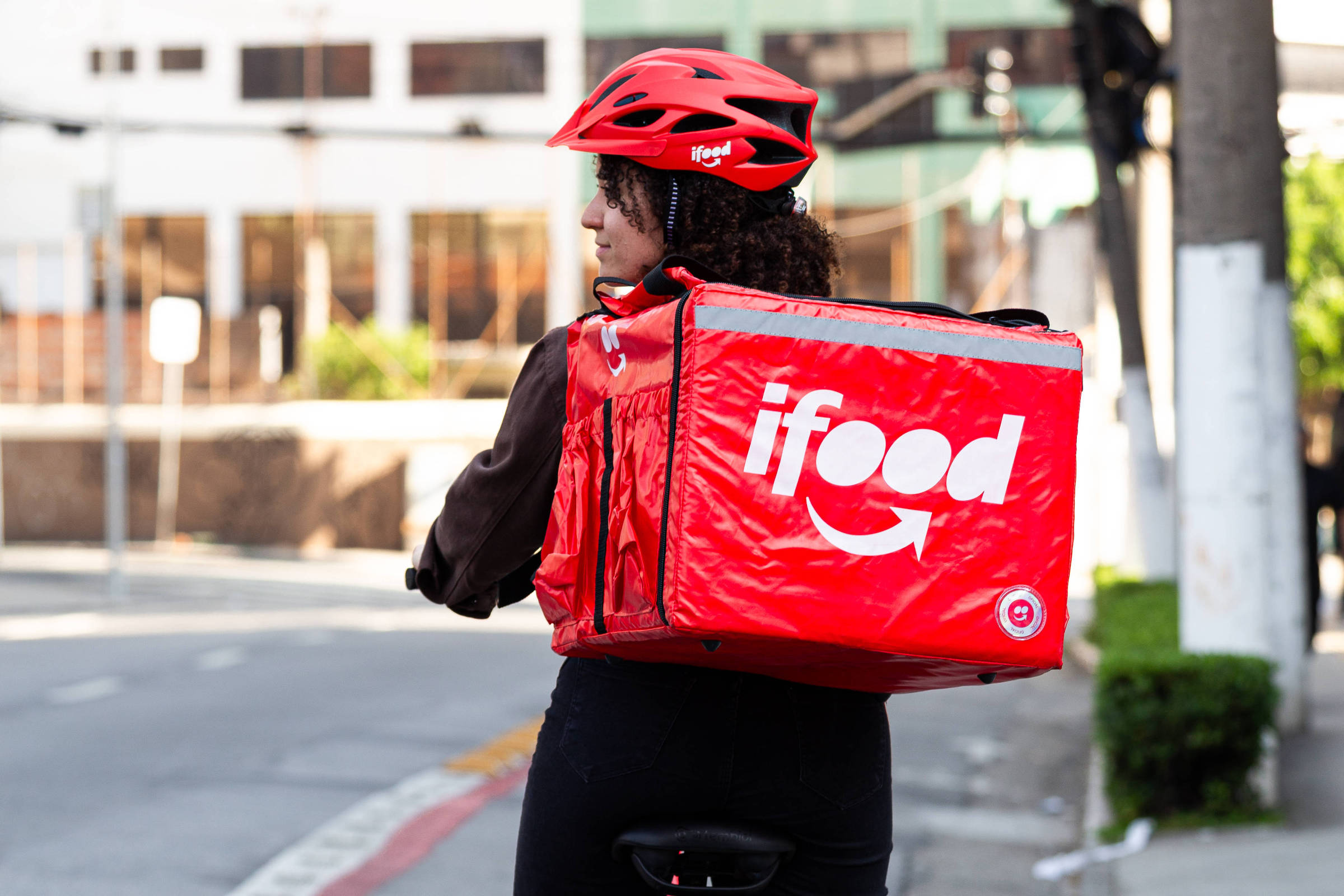 iFood investe R$ 300 milhões para ampliar programa de aluguel de bicicleta elétrica; veja como vai funcionar