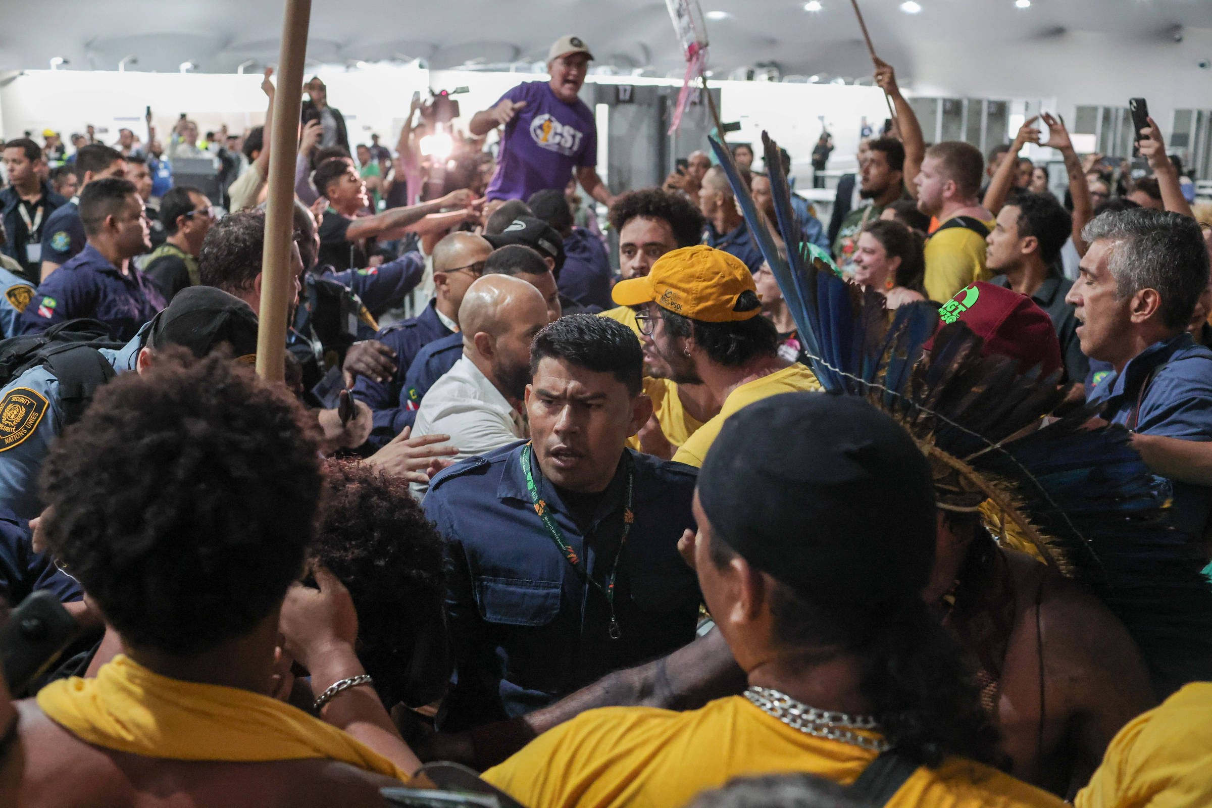 Com gritos para 'taxar milionários', manifestantes invadem zona azul na COP30
