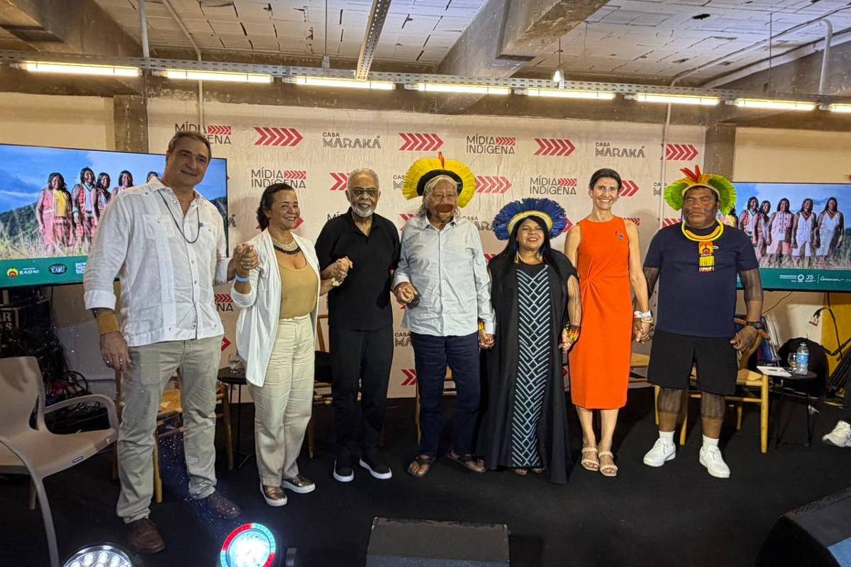 Pertencimento à natureza não passa nem depois da morte, diz Gilberto Gil ao lado de Raoni