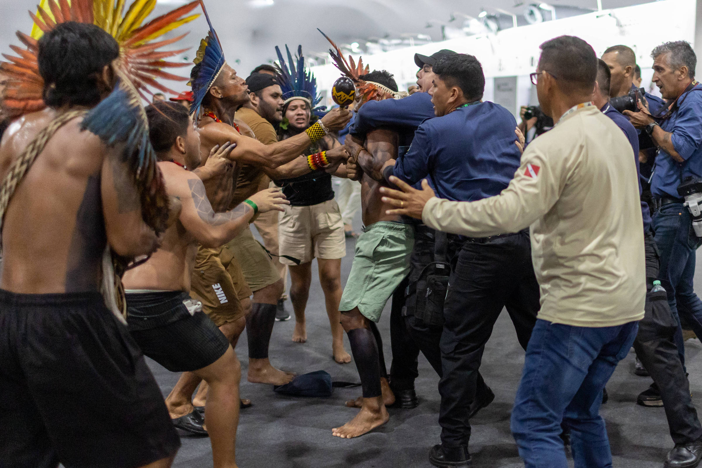 Invasão de manifestantes, plano de transição energética e tese de Lula em xeque: entenda 2º dia da COP30