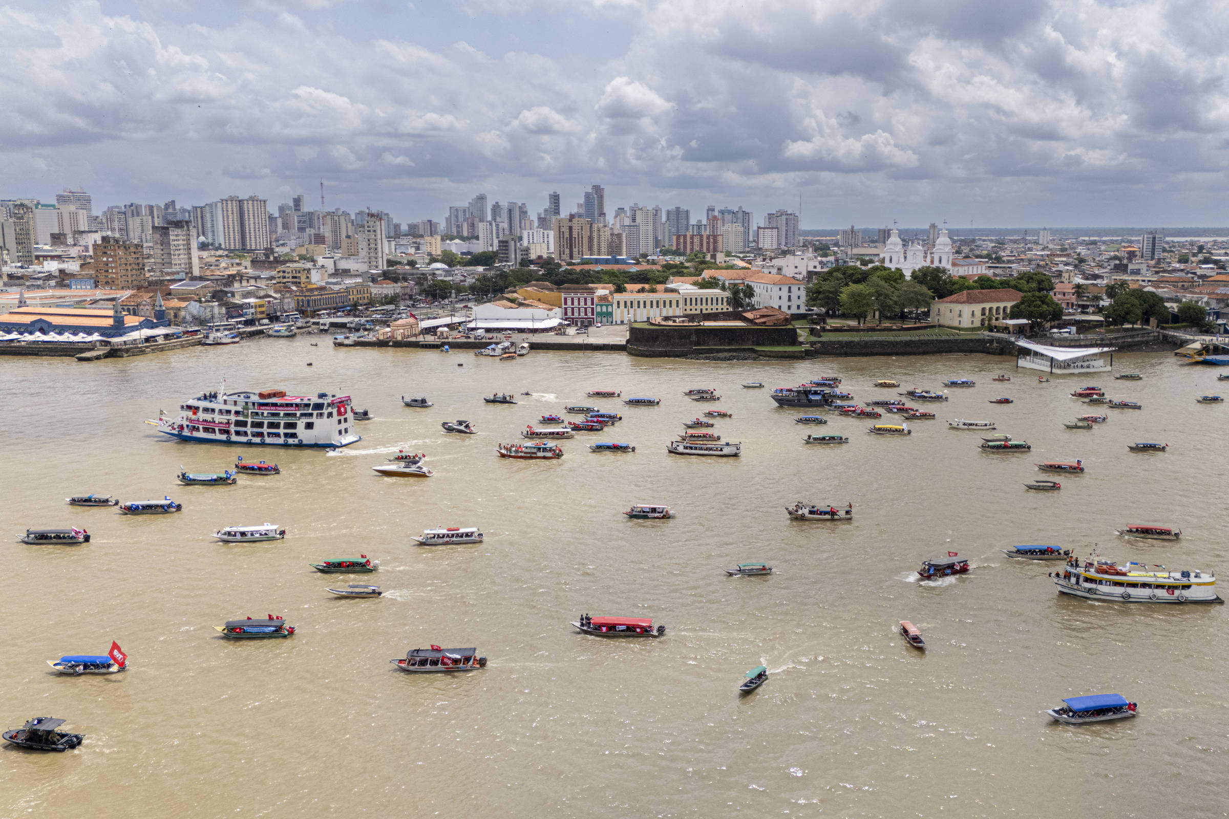 'Barqueata' no terceiro dia da COP30 reúne mais de 150 embarcações em Belém