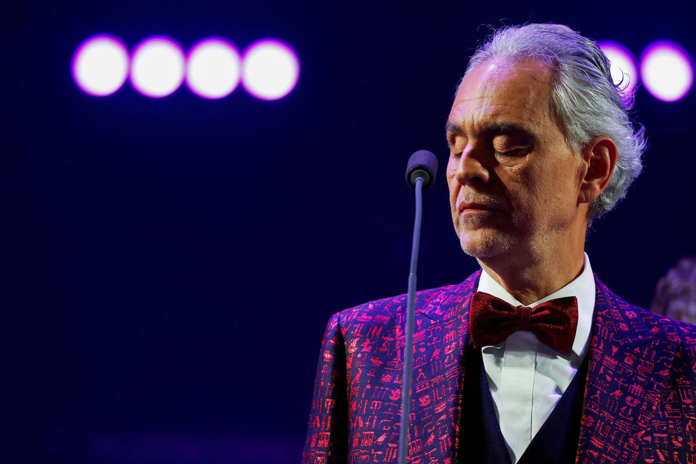 Andrea Bocelli faz concerto natalino grátis com Simone e Ivan Lins na praça Charles Miller