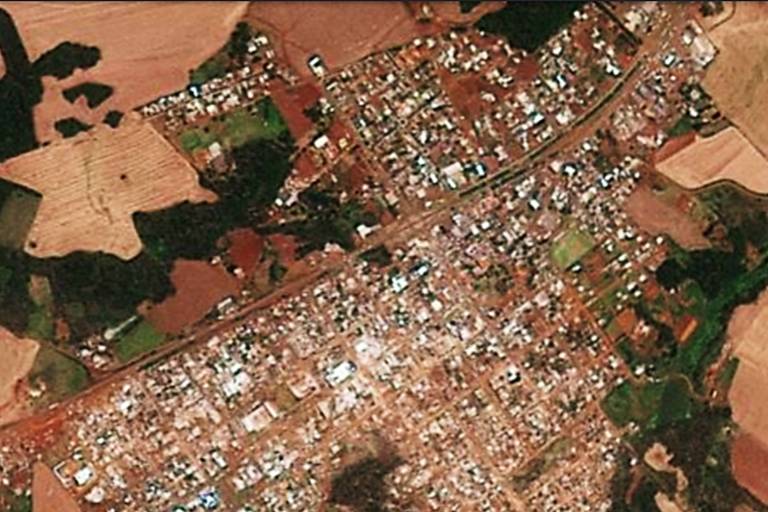 Satellite images show Rio Bonito do Iguaçu's dense urban area surrounded by vast agricultural land and vegetation. Roads divide the perimeter of the city, and houses and buildings are arranged in a regular pattern. You can also view properties without roofs. 