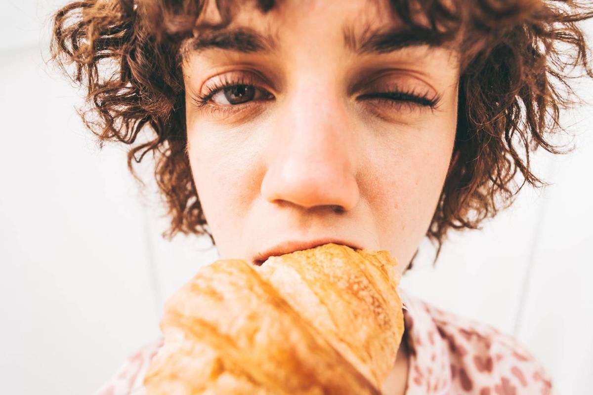 Por que comemos demais quando estamos estressados (e como evitar isso)