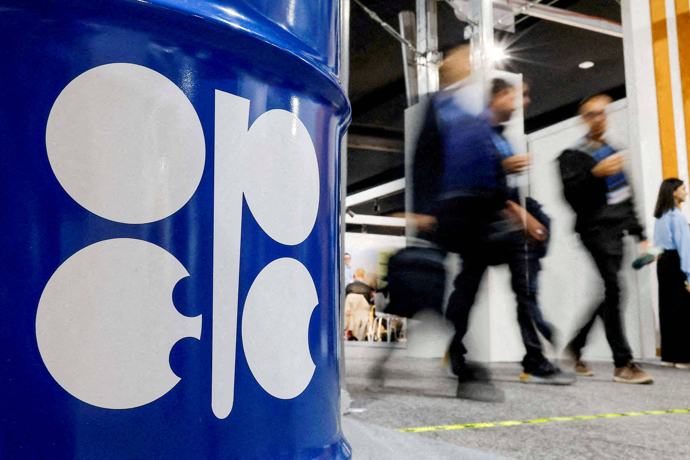 Opep muda perspectiva e prevê pequeno excedente de petróleo em 2026