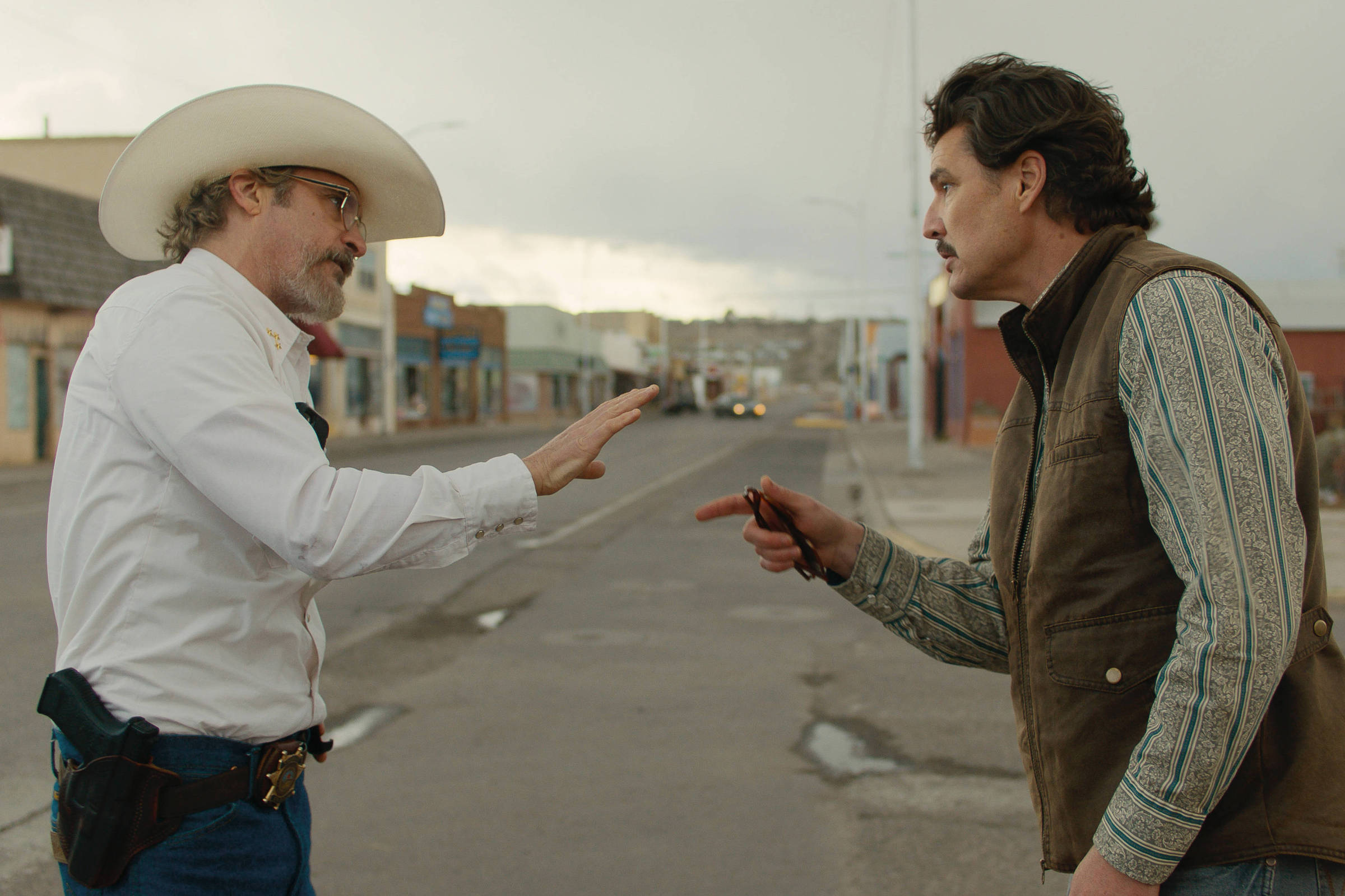 'Eddington' brilha ao rever o faroeste a partir dos rituais da pandemia