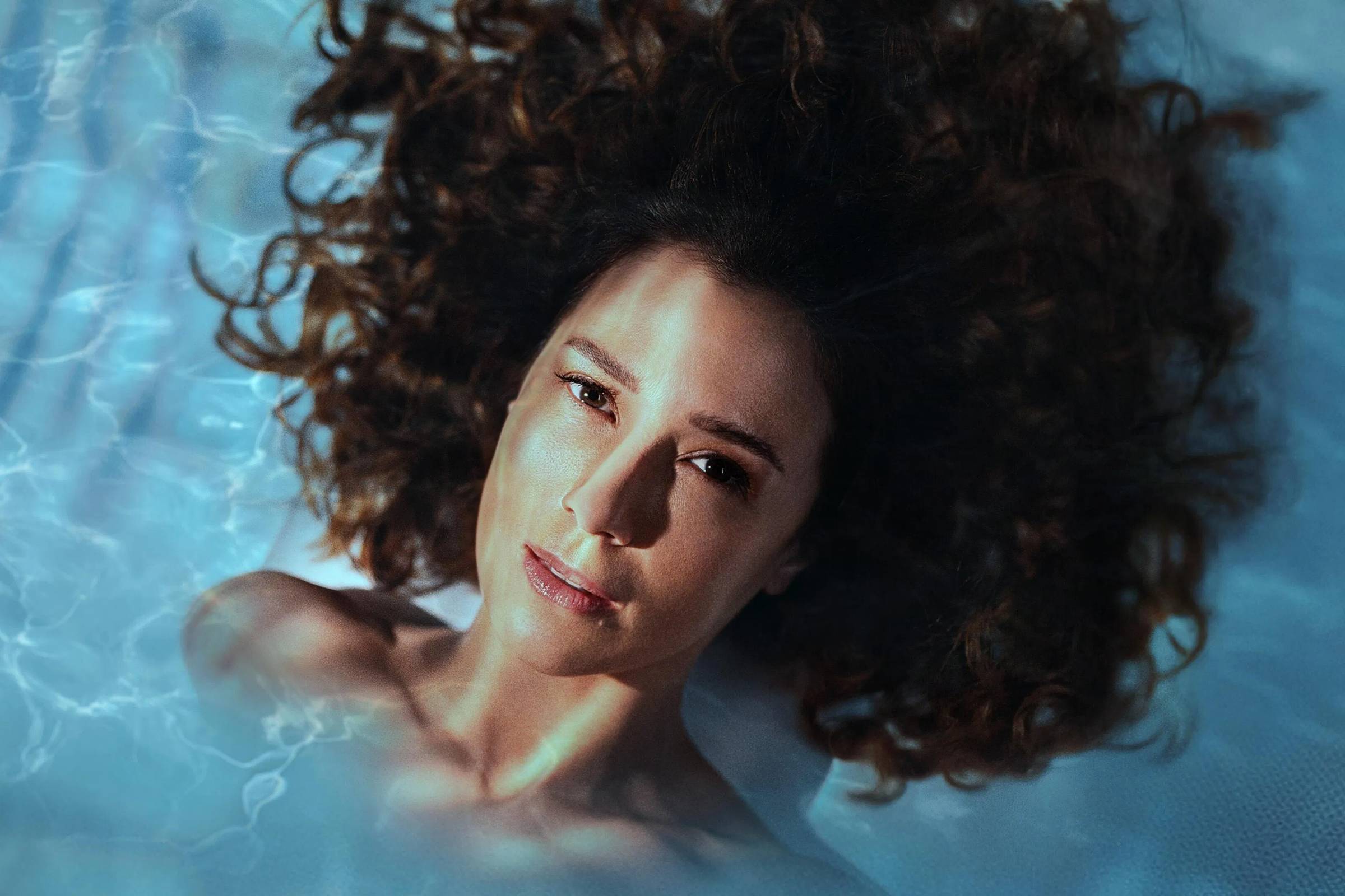 Como sagas de Ângela Diniz e Adriane Galisteu evocam o apagamento pelo machismo