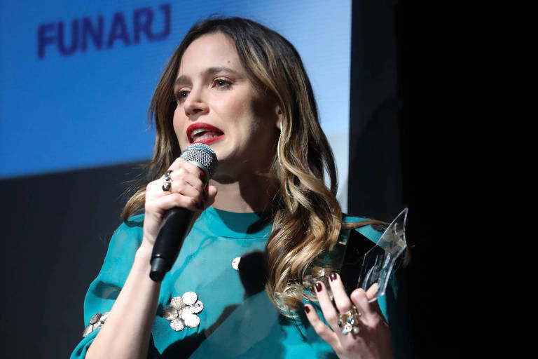 Mel Lisboa Volta às Raízes: Prêmio na Casa de Cultura Laura Alvim Marca Momento Emocionante!