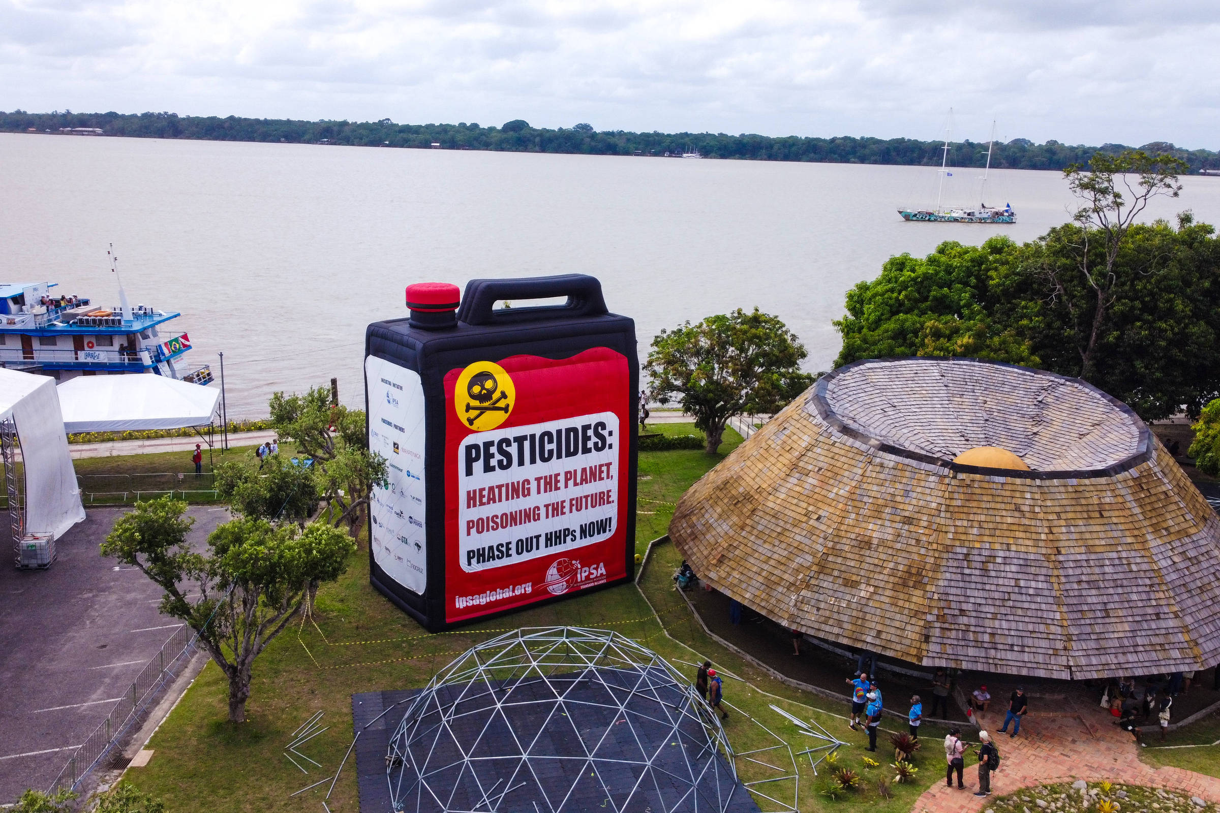 Durante a COP30, governo libera agrotóxicos classificados como 'muito perigosos ao meio ambiente'